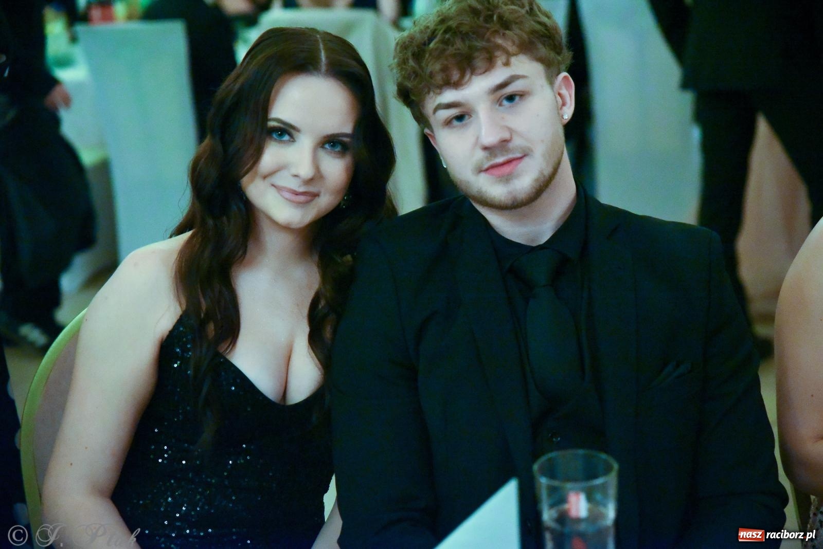 Zdjęcie w galerii na portalu naszraciborz.pl: Razem młodzi przyjaciele! Studniówka II LO z Raciborza [FOTO i WIDEO] wiadomości z regionu