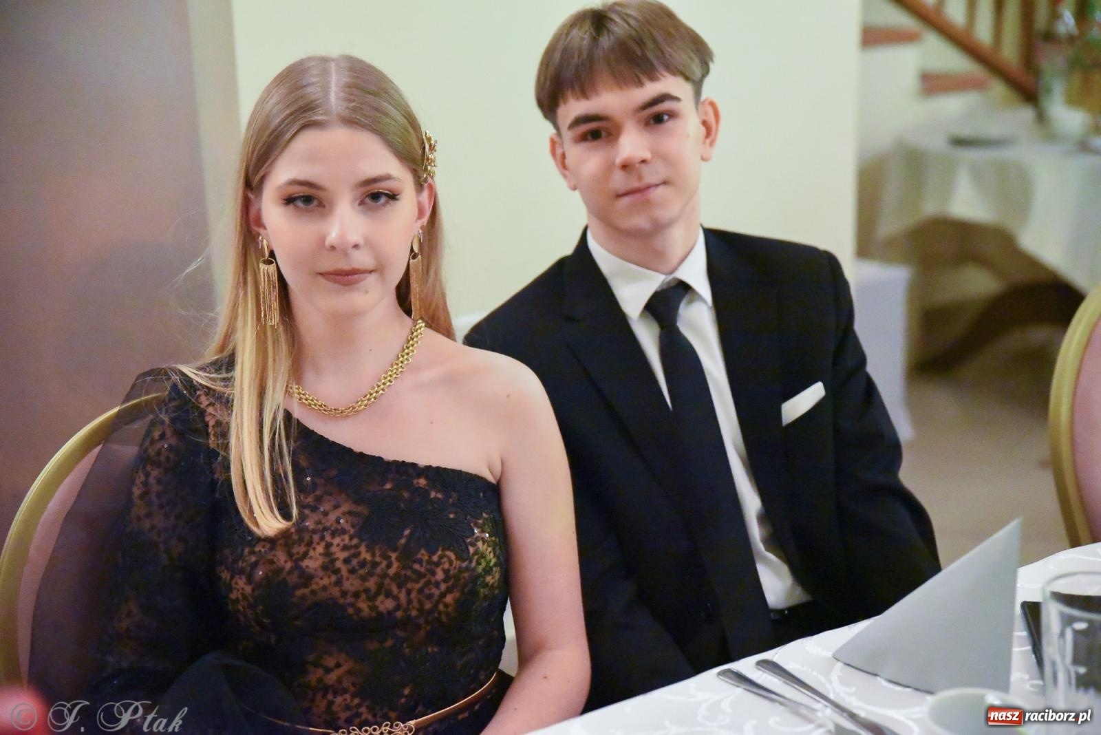 Zdjęcie w galerii na portalu naszraciborz.pl: Razem młodzi przyjaciele! Studniówka II LO z Raciborza [FOTO i WIDEO] wiadomości z regionu