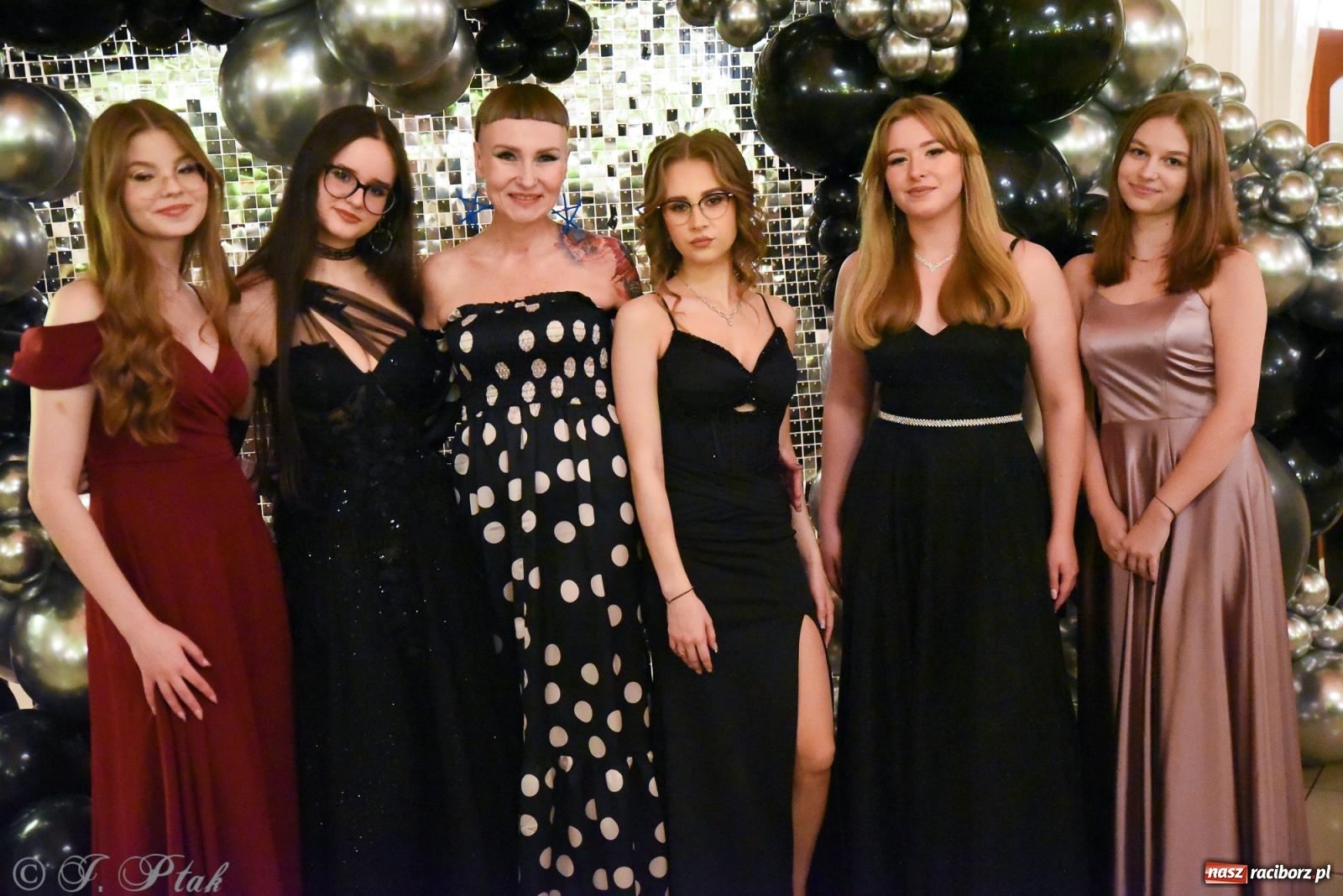 Zdjęcie w galerii na portalu naszraciborz.pl: Razem młodzi przyjaciele! Studniówka II LO z Raciborza [FOTO i WIDEO] wiadomości z regionu