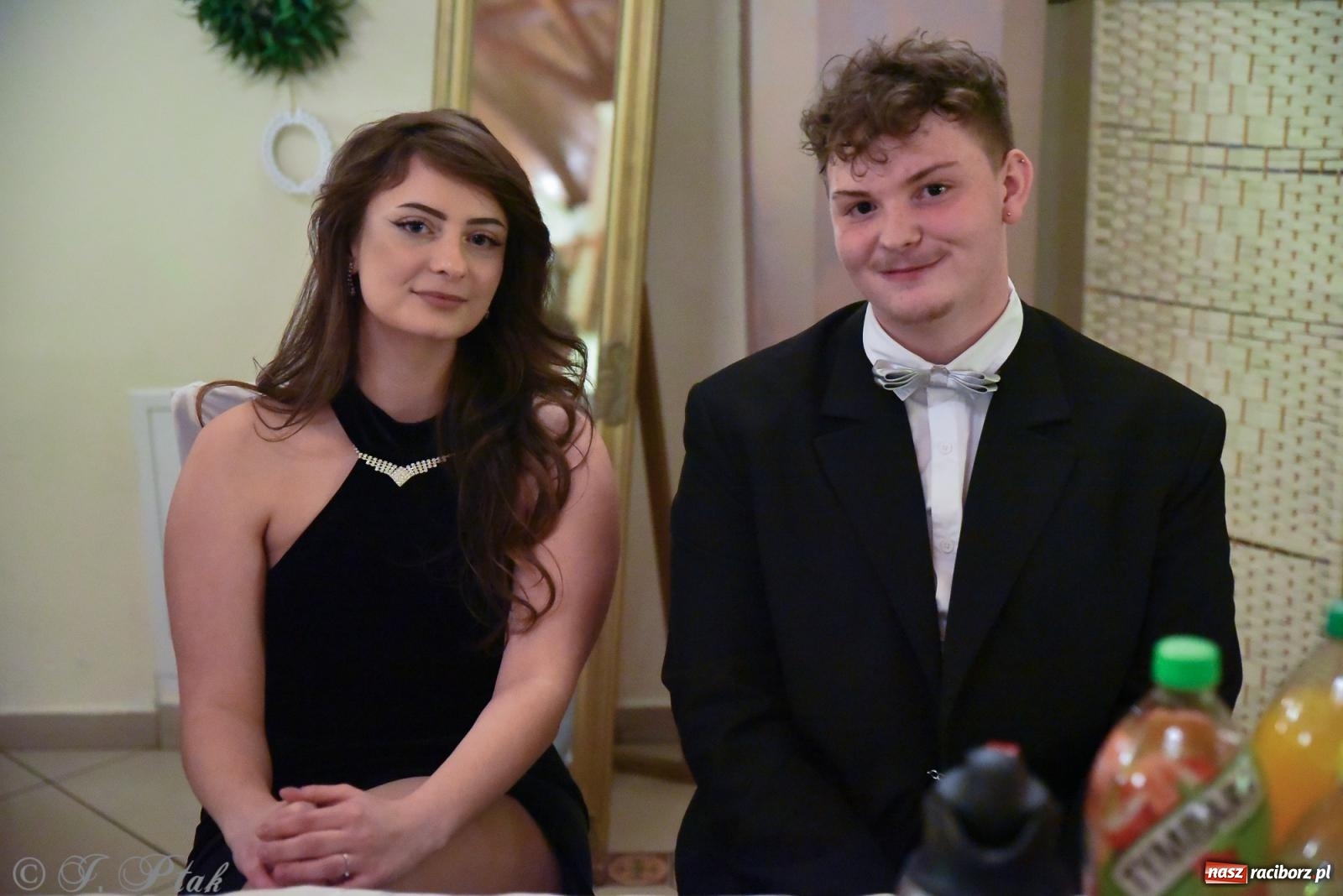 Zdjęcie w galerii na portalu naszraciborz.pl: Razem młodzi przyjaciele! Studniówka II LO z Raciborza [FOTO i WIDEO] wiadomości z regionu