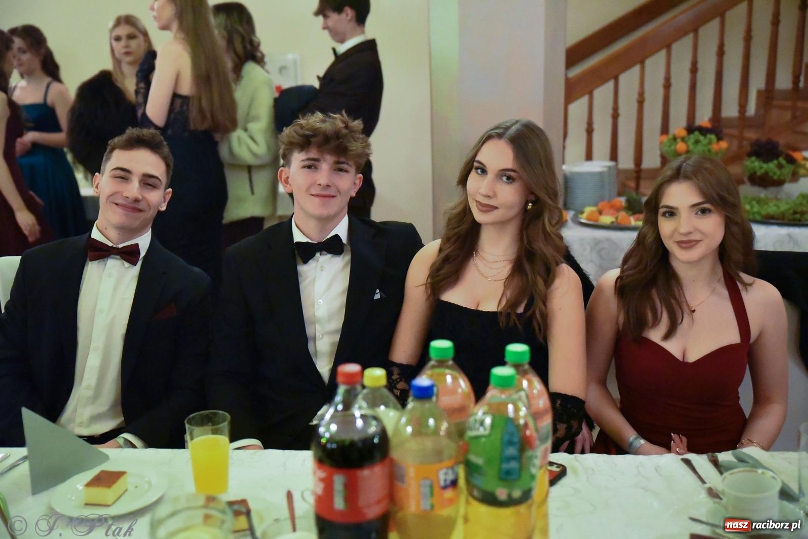 Zdjęcie w galerii na portalu naszraciborz.pl: Razem młodzi przyjaciele! Studniówka II LO z Raciborza [FOTO i WIDEO] wiadomości z regionu