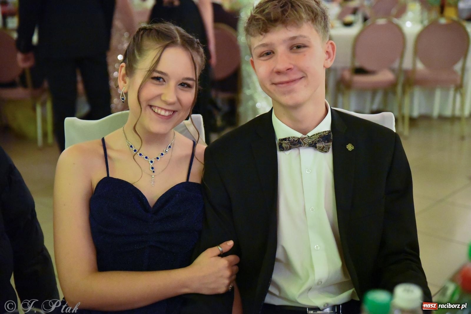 Zdjęcie w galerii na portalu naszraciborz.pl: Razem młodzi przyjaciele! Studniówka II LO z Raciborza [FOTO i WIDEO] wiadomości z regionu