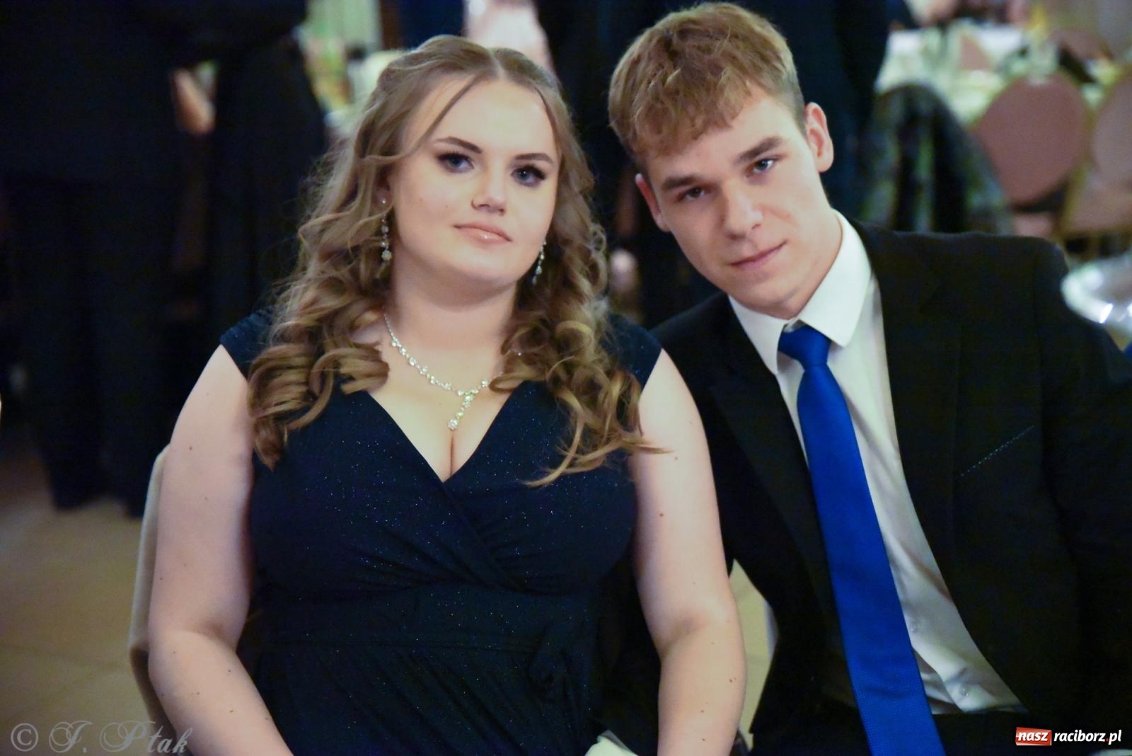 Zdjęcie w galerii na portalu naszraciborz.pl: Razem młodzi przyjaciele! Studniówka II LO z Raciborza [FOTO i WIDEO] wiadomości z regionu