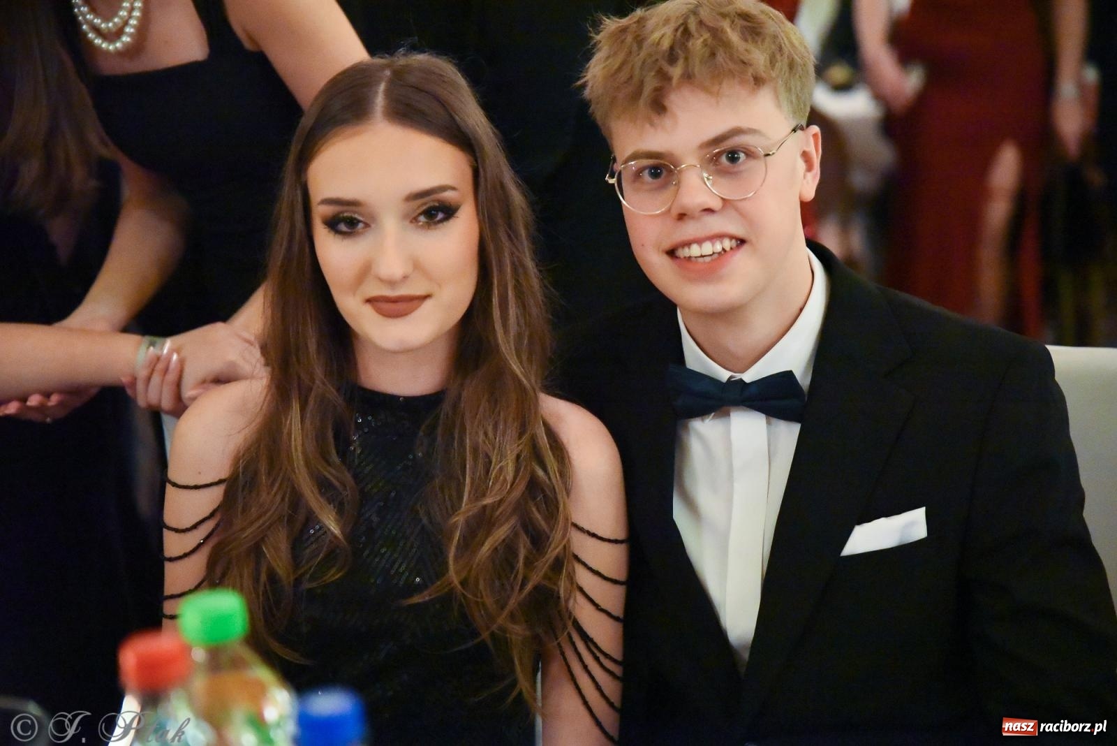 Zdjęcie w galerii na portalu naszraciborz.pl: Razem młodzi przyjaciele! Studniówka II LO z Raciborza [FOTO i WIDEO] wiadomości z regionu