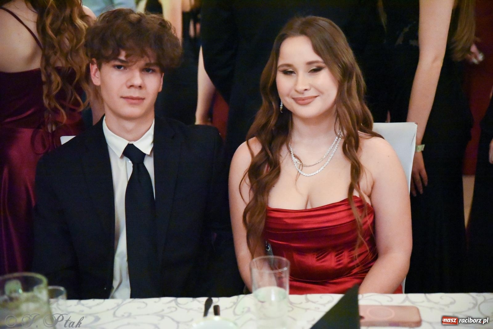 Zdjęcie w galerii na portalu naszraciborz.pl: Razem młodzi przyjaciele! Studniówka II LO z Raciborza [FOTO i WIDEO] wiadomości z regionu