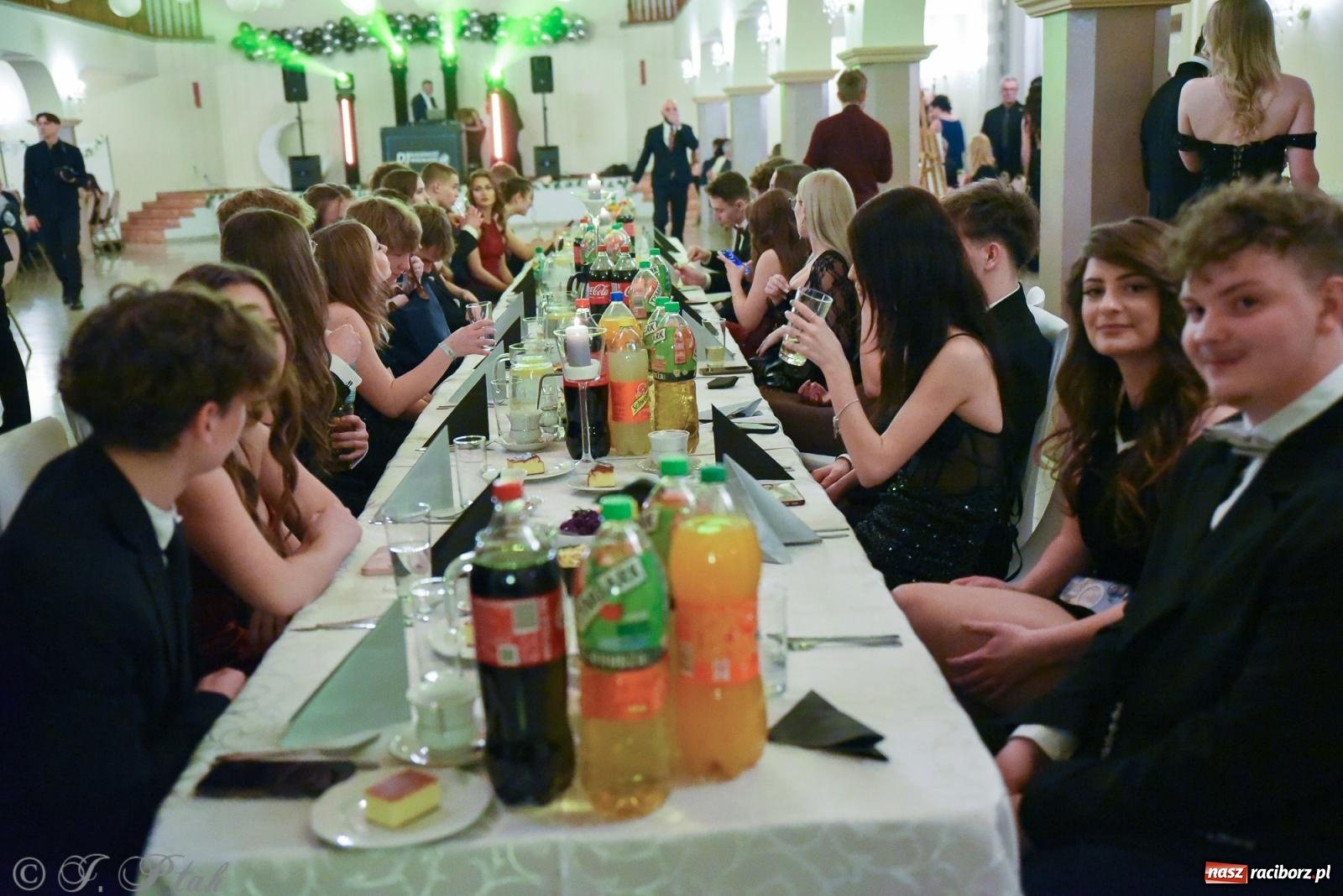 Zdjęcie w galerii na portalu naszraciborz.pl: Razem młodzi przyjaciele! Studniówka II LO z Raciborza [FOTO i WIDEO] wiadomości z regionu