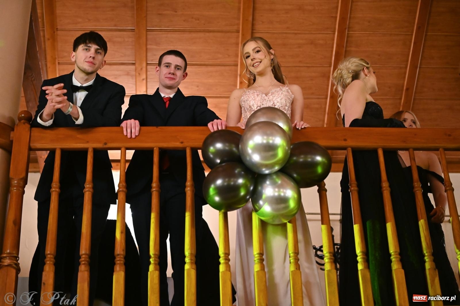 Zdjęcie w galerii na portalu naszraciborz.pl: Razem młodzi przyjaciele! Studniówka II LO z Raciborza [FOTO i WIDEO] wiadomości z regionu