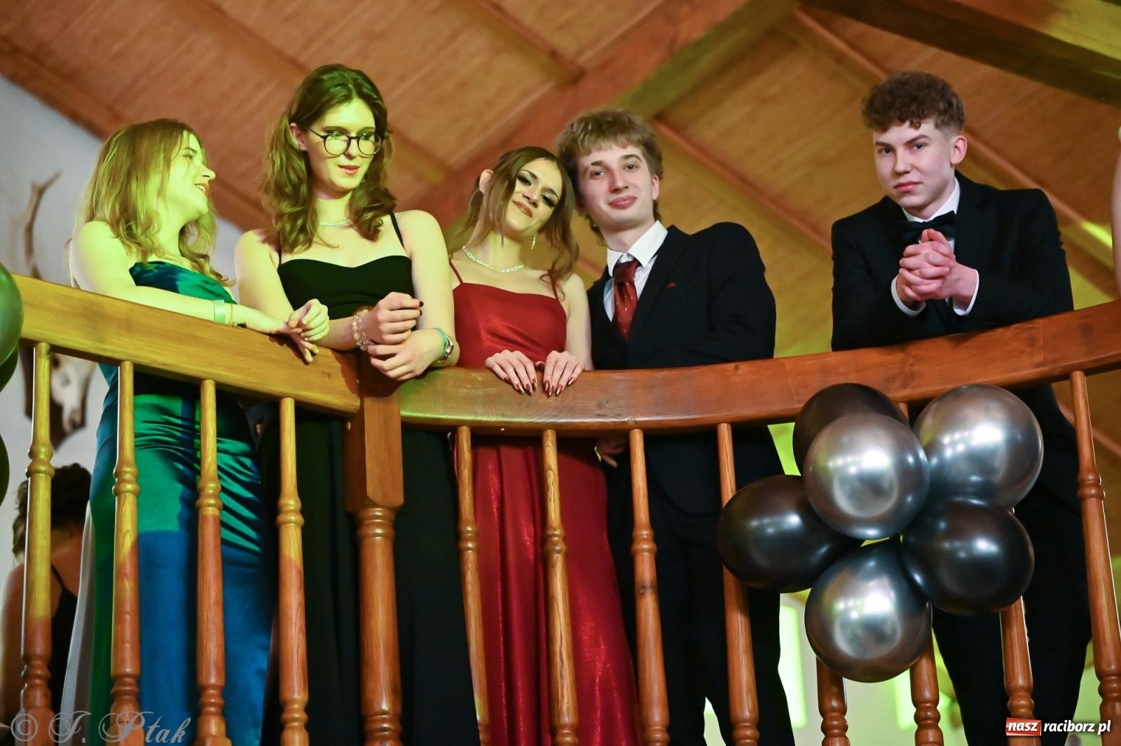 Zdjęcie w galerii na portalu naszraciborz.pl: Razem młodzi przyjaciele! Studniówka II LO z Raciborza [FOTO i WIDEO] wiadomości z regionu