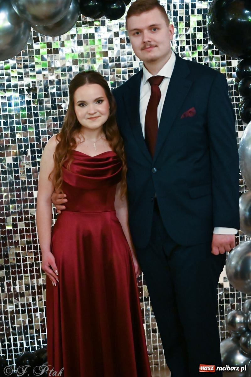 Zdjęcie w galerii na portalu naszraciborz.pl: Razem młodzi przyjaciele! Studniówka II LO z Raciborza [FOTO i WIDEO] wiadomości z regionu