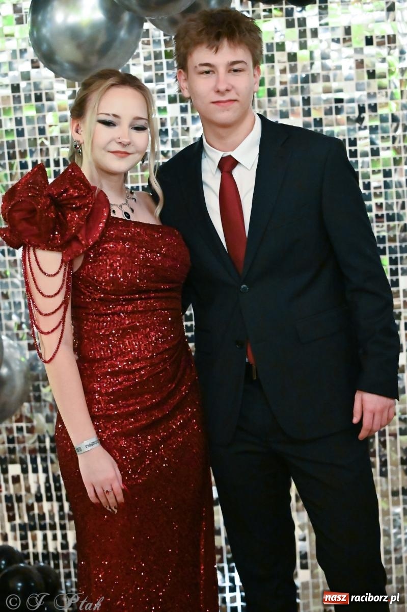 Zdjęcie w galerii na portalu naszraciborz.pl: Razem młodzi przyjaciele! Studniówka II LO z Raciborza [FOTO i WIDEO] wiadomości z regionu