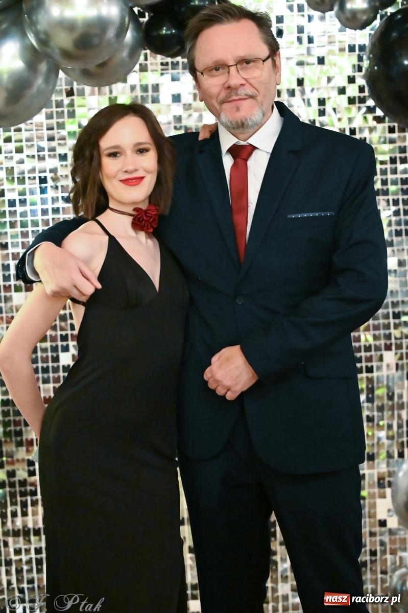 Zdjęcie w galerii na portalu naszraciborz.pl: Razem młodzi przyjaciele! Studniówka II LO z Raciborza [FOTO i WIDEO] wiadomości z regionu