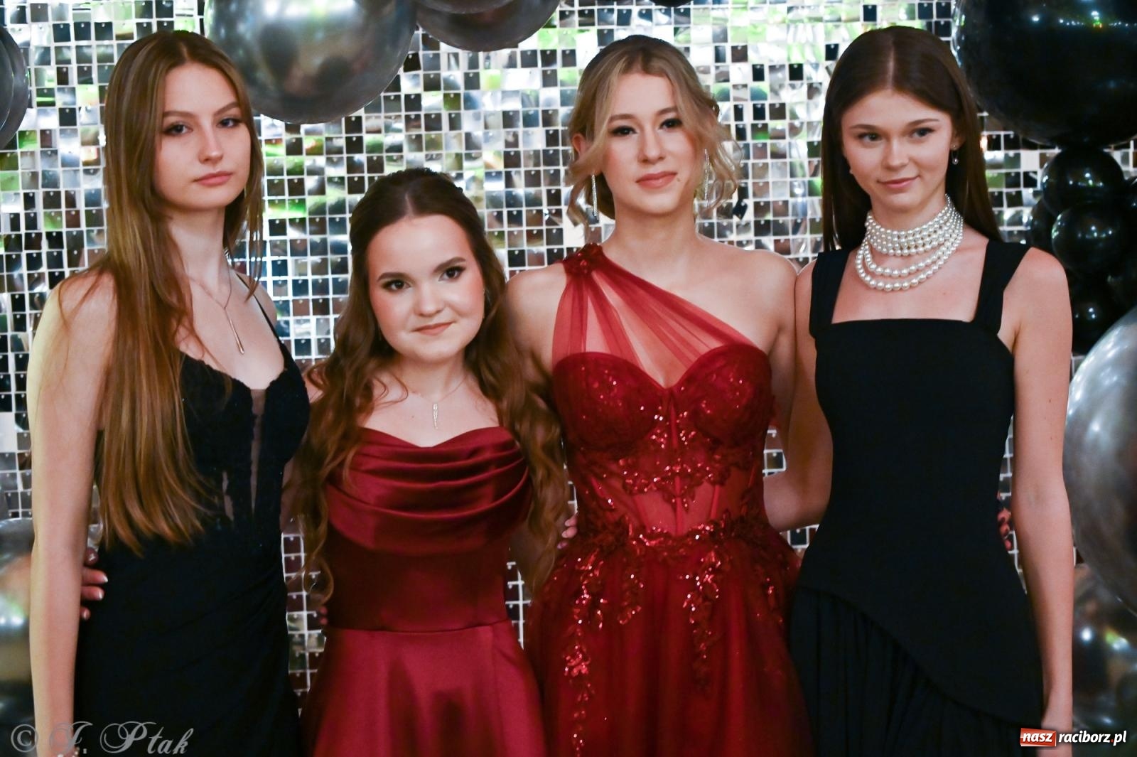 Zdjęcie w galerii na portalu naszraciborz.pl: Razem młodzi przyjaciele! Studniówka II LO z Raciborza [FOTO i WIDEO] wiadomości z regionu