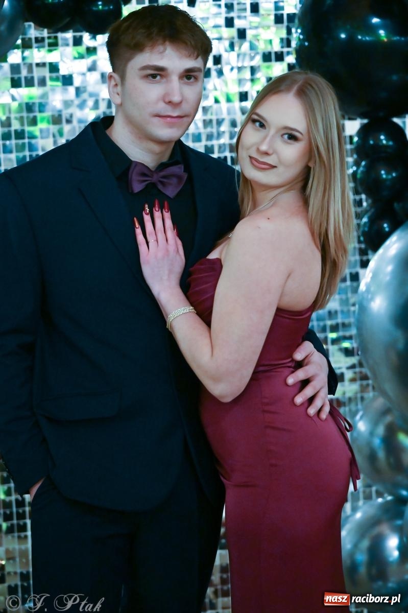 Zdjęcie w galerii na portalu naszraciborz.pl: Razem młodzi przyjaciele! Studniówka II LO z Raciborza [FOTO i WIDEO] wiadomości z regionu