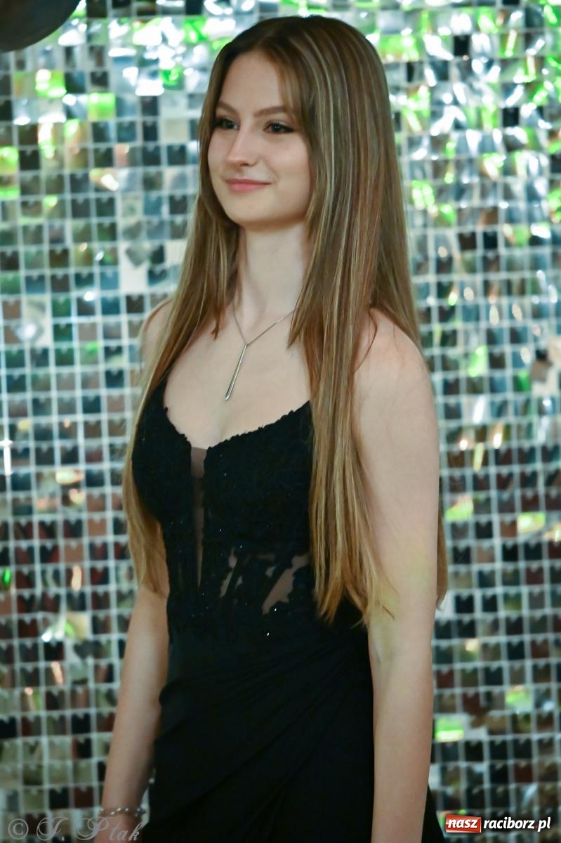 Zdjęcie w galerii na portalu naszraciborz.pl: Razem młodzi przyjaciele! Studniówka II LO z Raciborza [FOTO i WIDEO] wiadomości z regionu