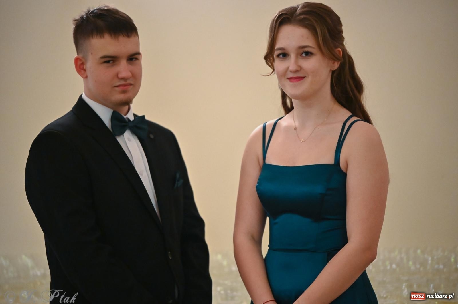 Zdjęcie w galerii na portalu naszraciborz.pl: Razem młodzi przyjaciele! Studniówka II LO z Raciborza [FOTO i WIDEO] wiadomości z regionu