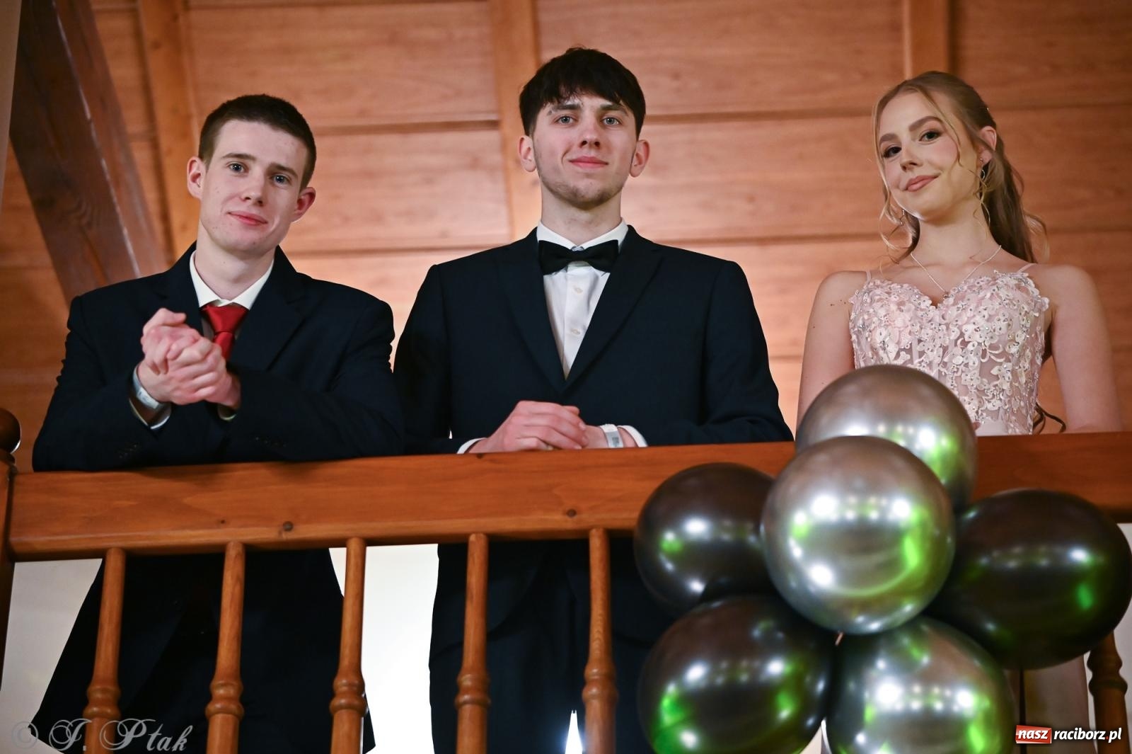 Zdjęcie w galerii na portalu naszraciborz.pl: Razem młodzi przyjaciele! Studniówka II LO z Raciborza [FOTO i WIDEO] wiadomości z regionu