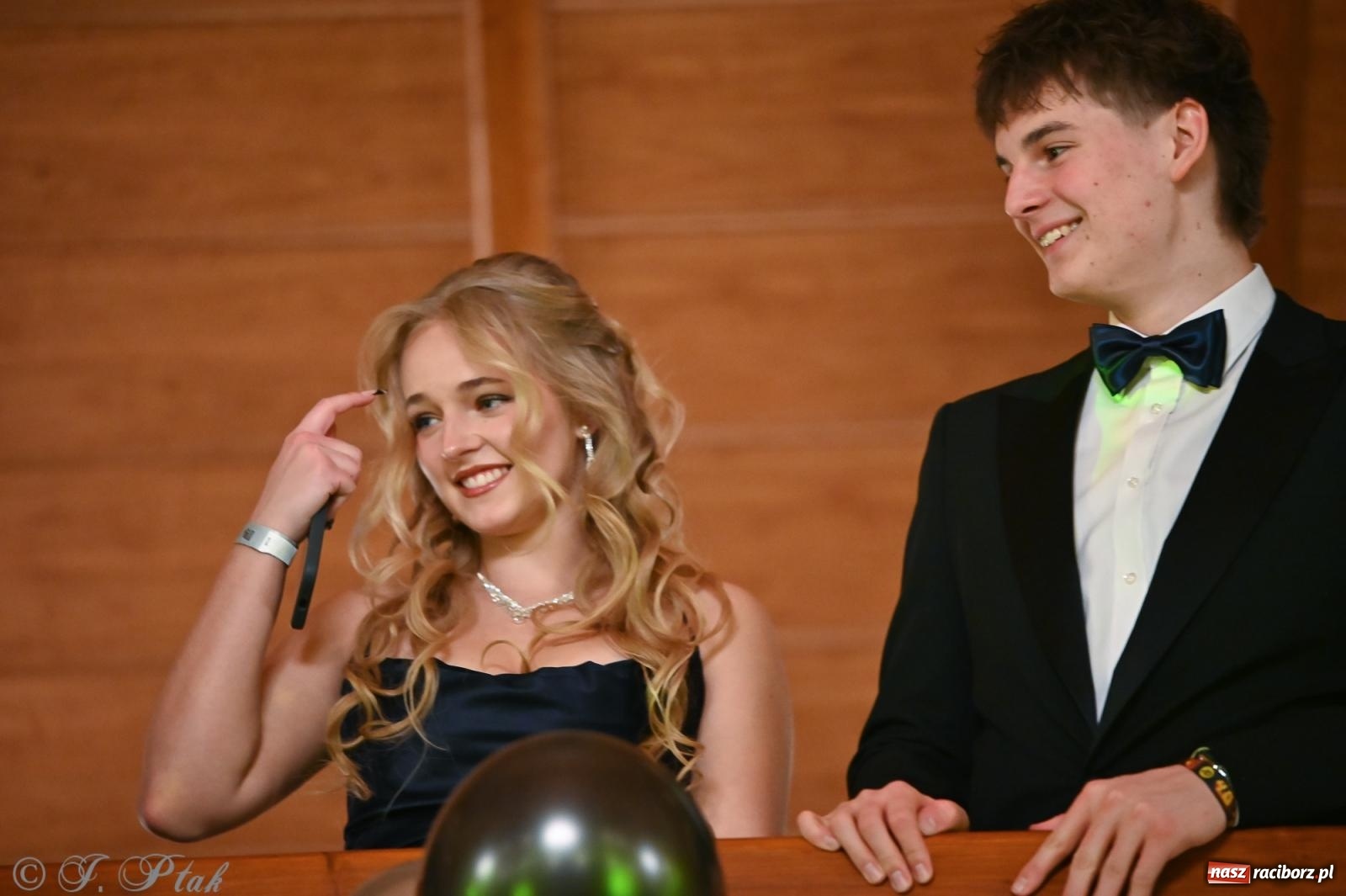 Zdjęcie w galerii na portalu naszraciborz.pl: Razem młodzi przyjaciele! Studniówka II LO z Raciborza [FOTO i WIDEO] wiadomości z regionu