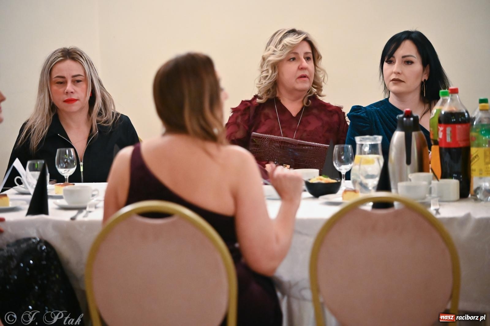 Zdjęcie w galerii na portalu naszraciborz.pl: Razem młodzi przyjaciele! Studniówka II LO z Raciborza [FOTO i WIDEO] wiadomości z regionu