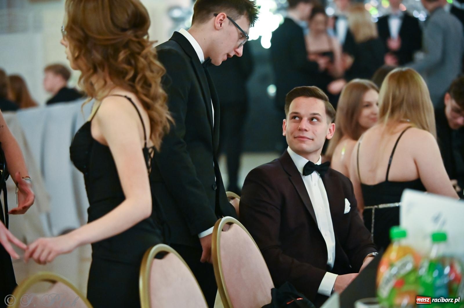 Zdjęcie w galerii na portalu naszraciborz.pl: Razem młodzi przyjaciele! Studniówka II LO z Raciborza [FOTO i WIDEO] wiadomości z regionu