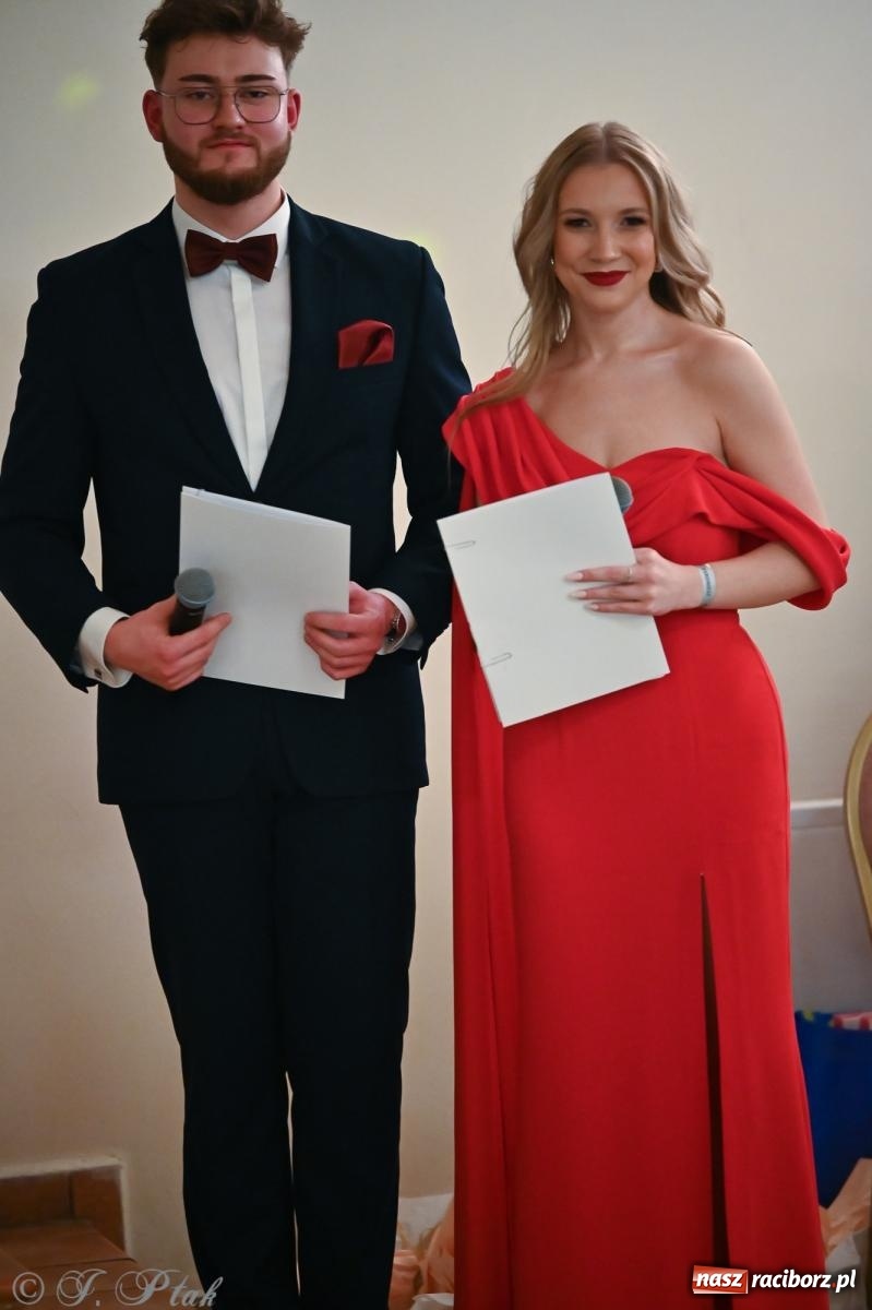 Zdjęcie w galerii na portalu naszraciborz.pl: Razem młodzi przyjaciele! Studniówka II LO z Raciborza [FOTO i WIDEO] wiadomości z regionu