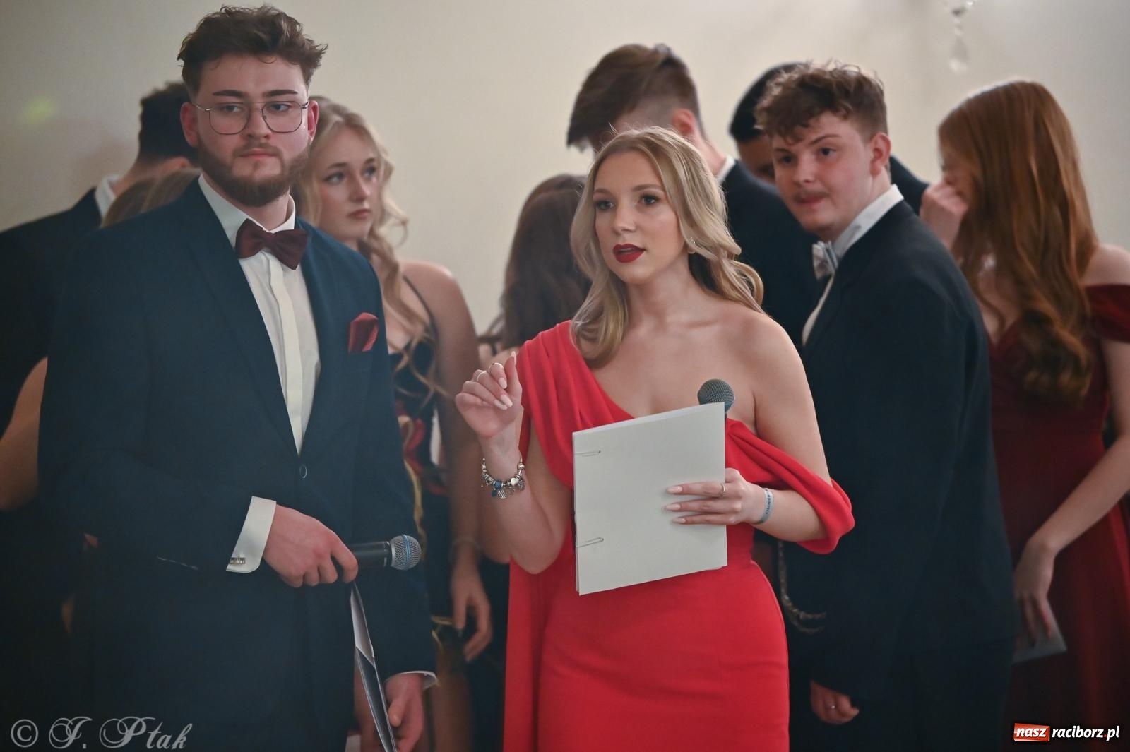 Zdjęcie w galerii na portalu naszraciborz.pl: Razem młodzi przyjaciele! Studniówka II LO z Raciborza [FOTO i WIDEO] wiadomości z regionu