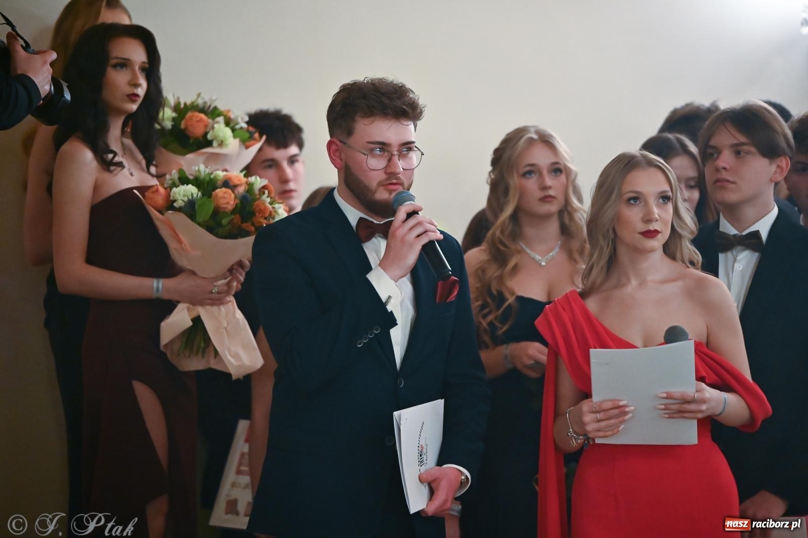 Zdjęcie w galerii na portalu naszraciborz.pl: Razem młodzi przyjaciele! Studniówka II LO z Raciborza [FOTO i WIDEO] wiadomości z regionu