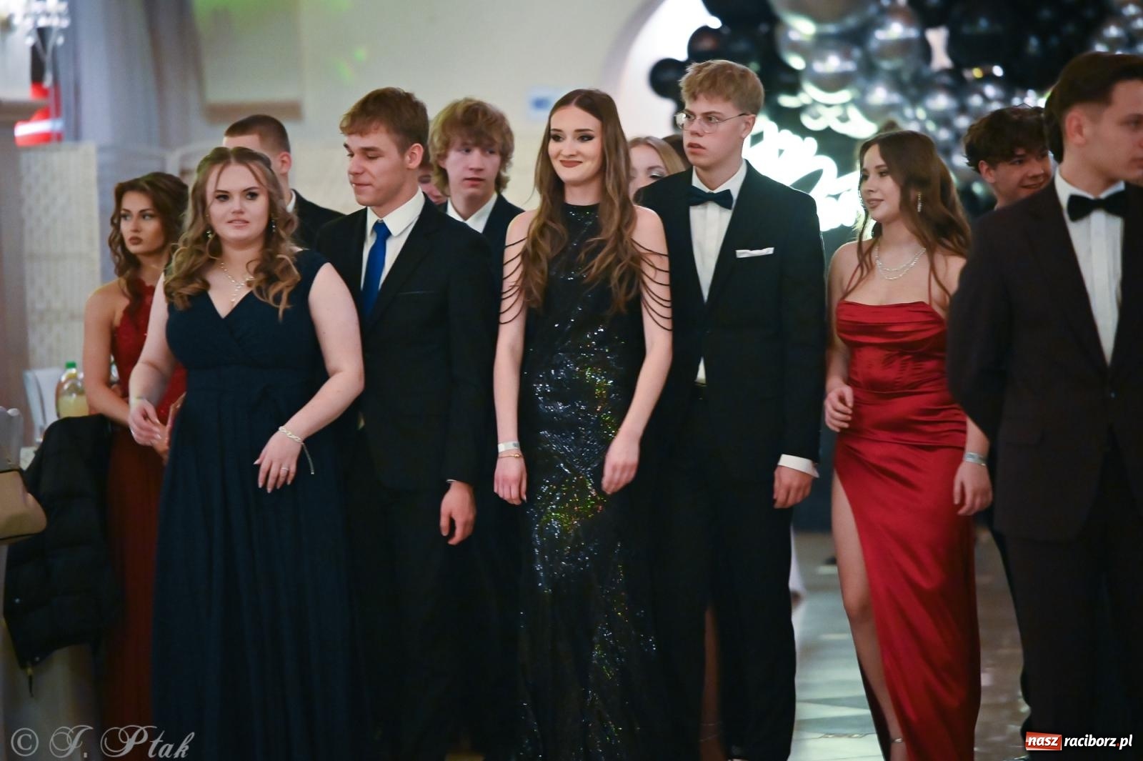 Zdjęcie w galerii na portalu naszraciborz.pl: Razem młodzi przyjaciele! Studniówka II LO z Raciborza [FOTO i WIDEO] wiadomości z regionu