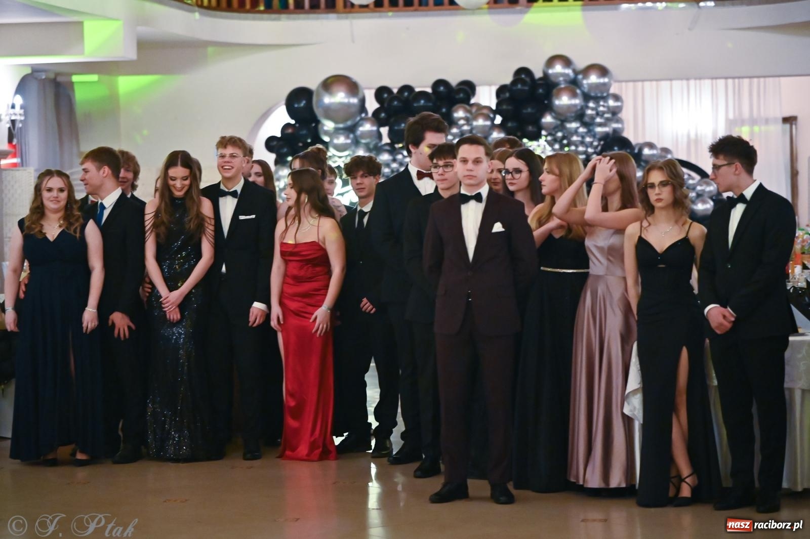 Zdjęcie w galerii na portalu naszraciborz.pl: Razem młodzi przyjaciele! Studniówka II LO z Raciborza [FOTO i WIDEO] wiadomości z regionu