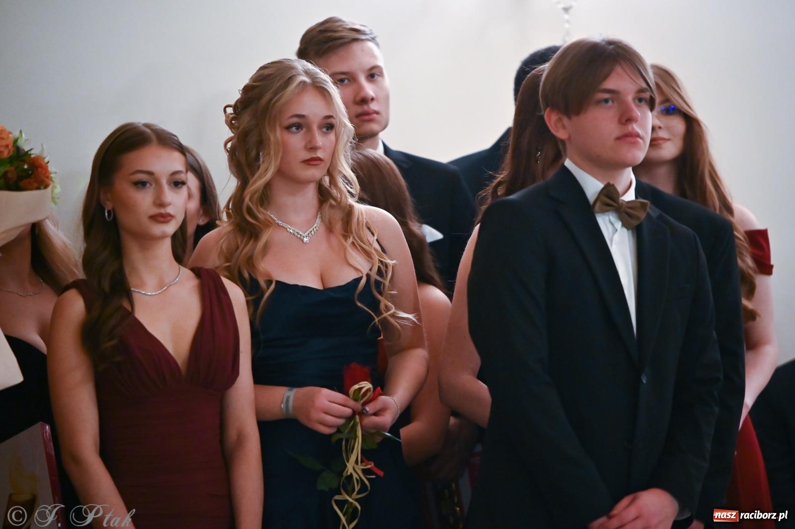 Zdjęcie w galerii na portalu naszraciborz.pl: Razem młodzi przyjaciele! Studniówka II LO z Raciborza [FOTO i WIDEO] wiadomości z regionu