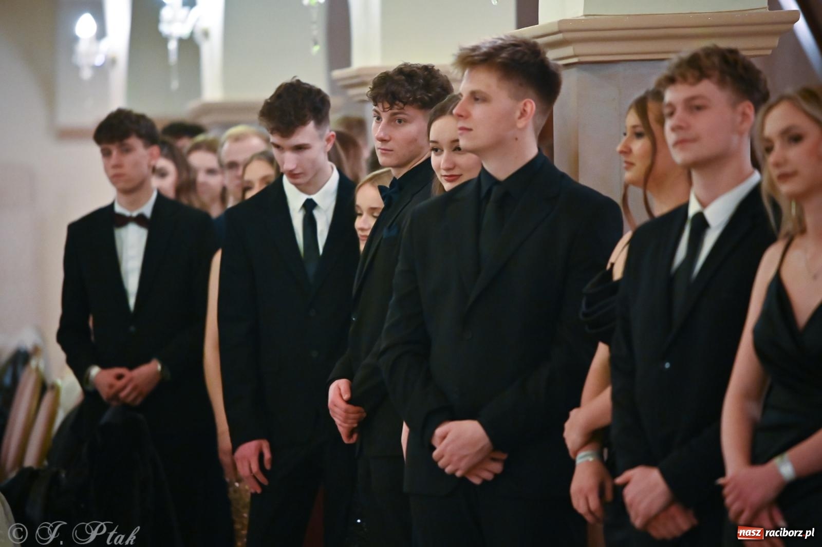 Zdjęcie w galerii na portalu naszraciborz.pl: Razem młodzi przyjaciele! Studniówka II LO z Raciborza [FOTO i WIDEO] wiadomości z regionu