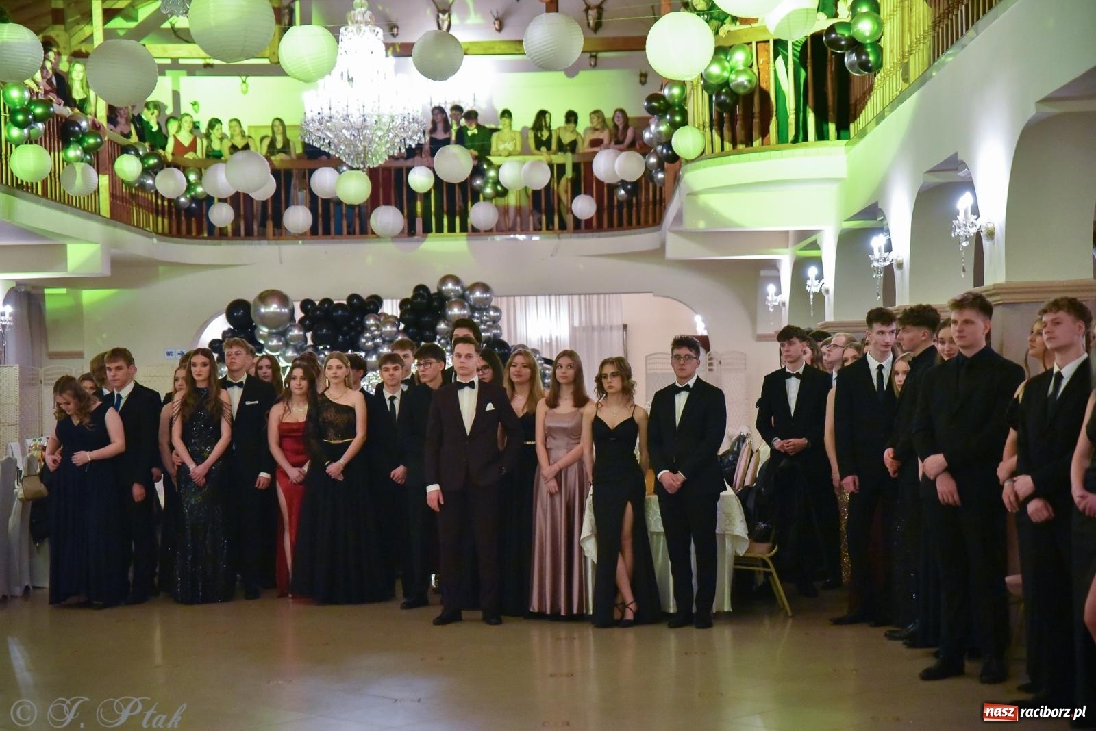 Zdjęcie w galerii na portalu naszraciborz.pl: Razem młodzi przyjaciele! Studniówka II LO z Raciborza [FOTO i WIDEO] wiadomości z regionu