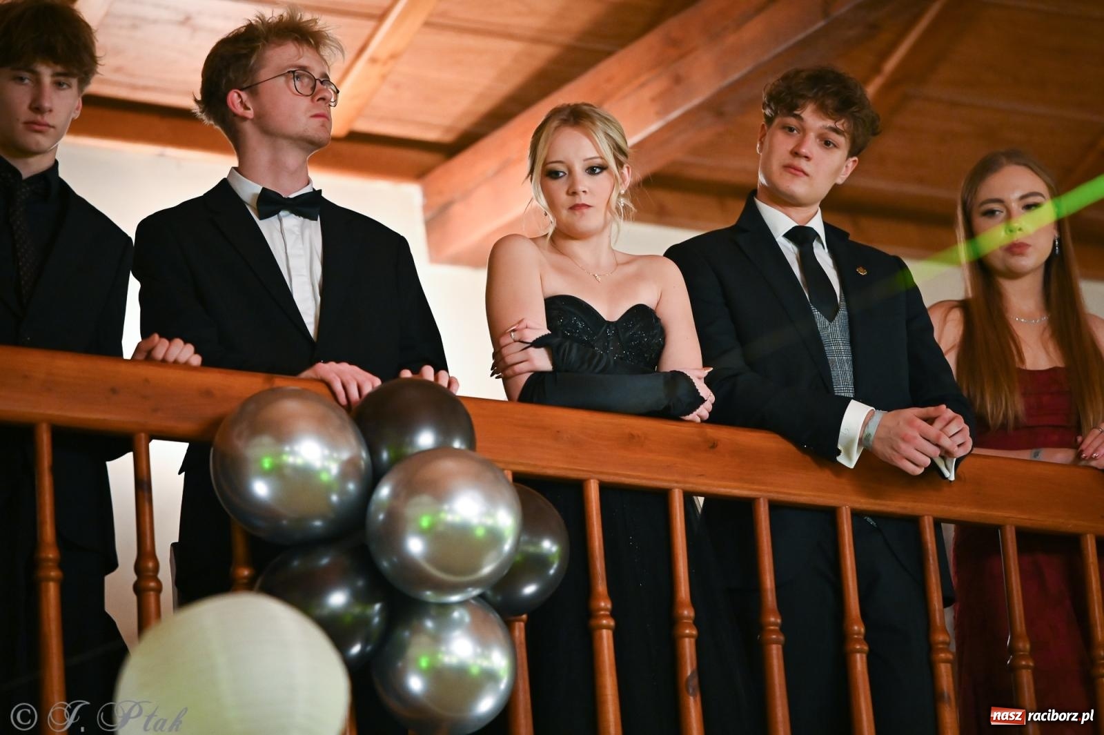 Zdjęcie w galerii na portalu naszraciborz.pl: Razem młodzi przyjaciele! Studniówka II LO z Raciborza [FOTO i WIDEO] wiadomości z regionu