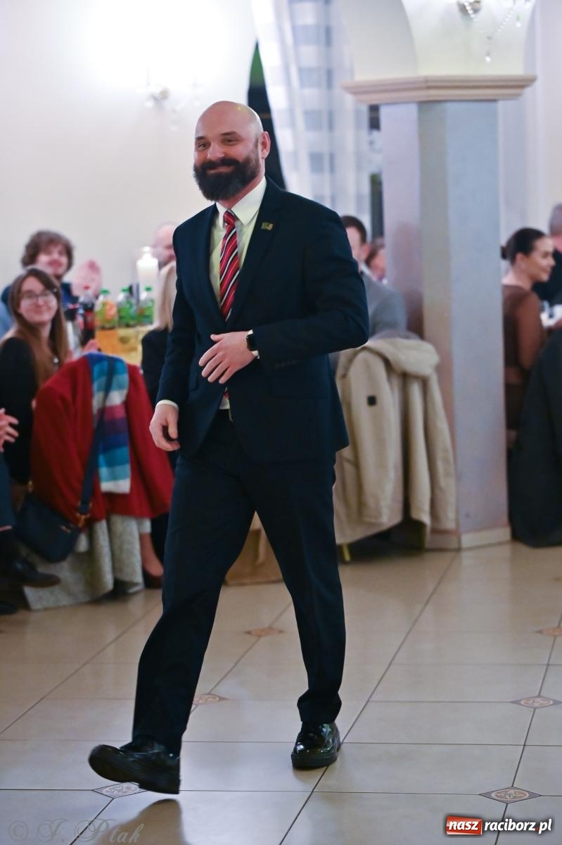 Zdjęcie w galerii na portalu naszraciborz.pl: Razem młodzi przyjaciele! Studniówka II LO z Raciborza [FOTO i WIDEO] wiadomości z regionu