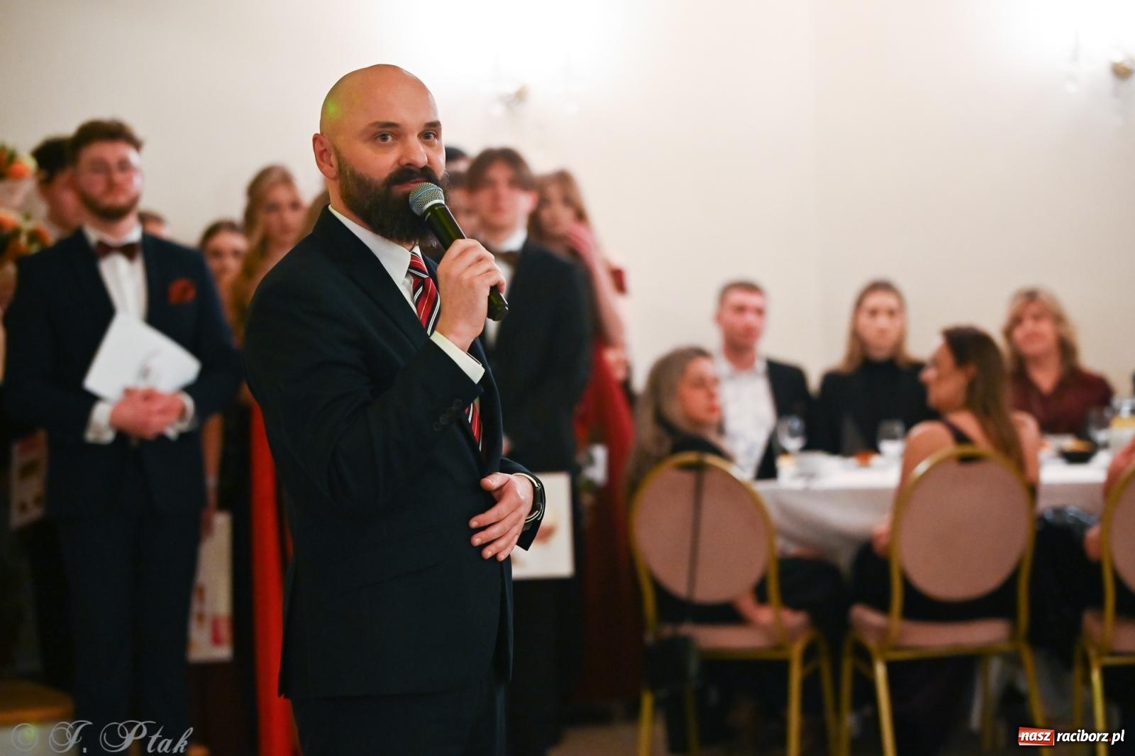 Zdjęcie w galerii na portalu naszraciborz.pl: Razem młodzi przyjaciele! Studniówka II LO z Raciborza [FOTO i WIDEO] wiadomości z regionu