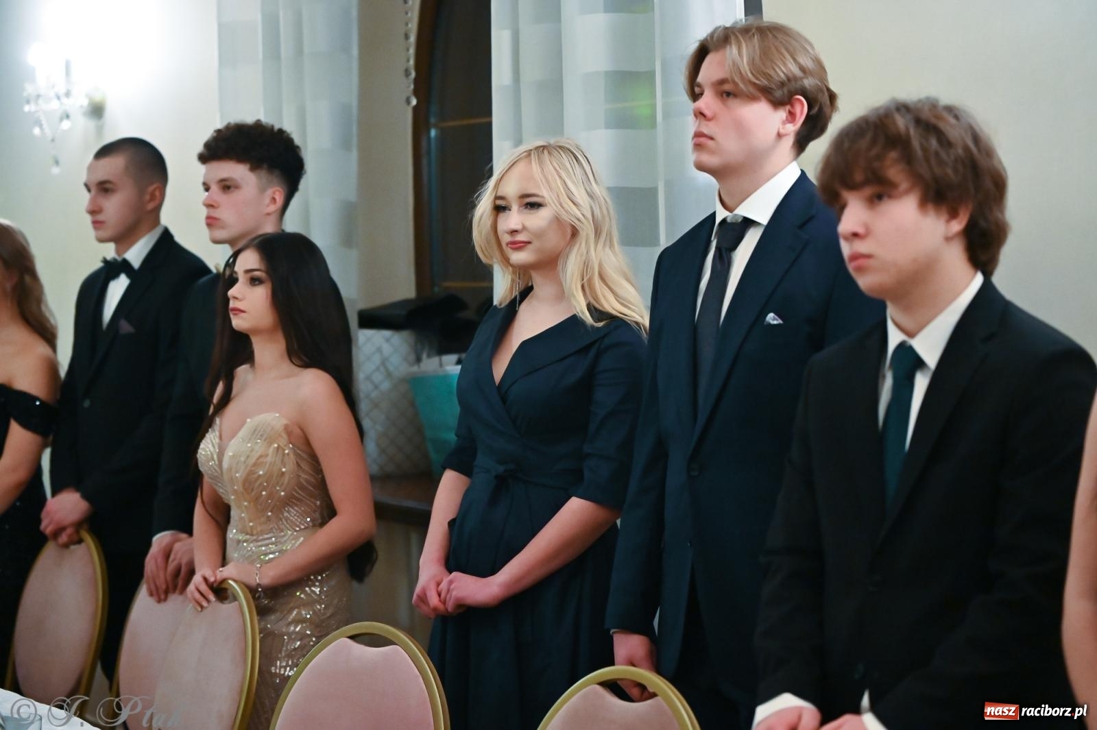 Zdjęcie w galerii na portalu naszraciborz.pl: Razem młodzi przyjaciele! Studniówka II LO z Raciborza [FOTO i WIDEO] wiadomości z regionu