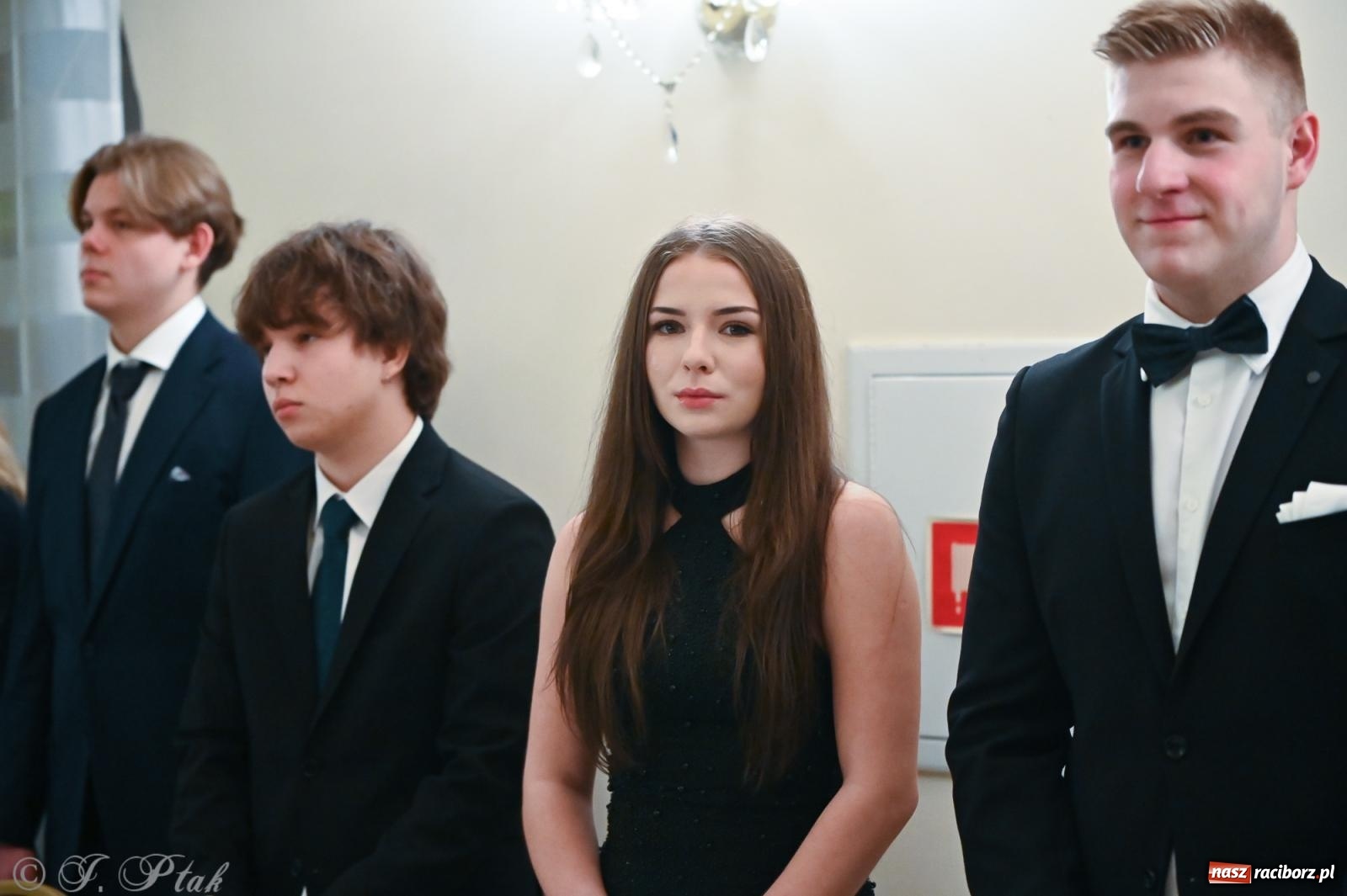 Zdjęcie w galerii na portalu naszraciborz.pl: Razem młodzi przyjaciele! Studniówka II LO z Raciborza [FOTO i WIDEO] wiadomości z regionu