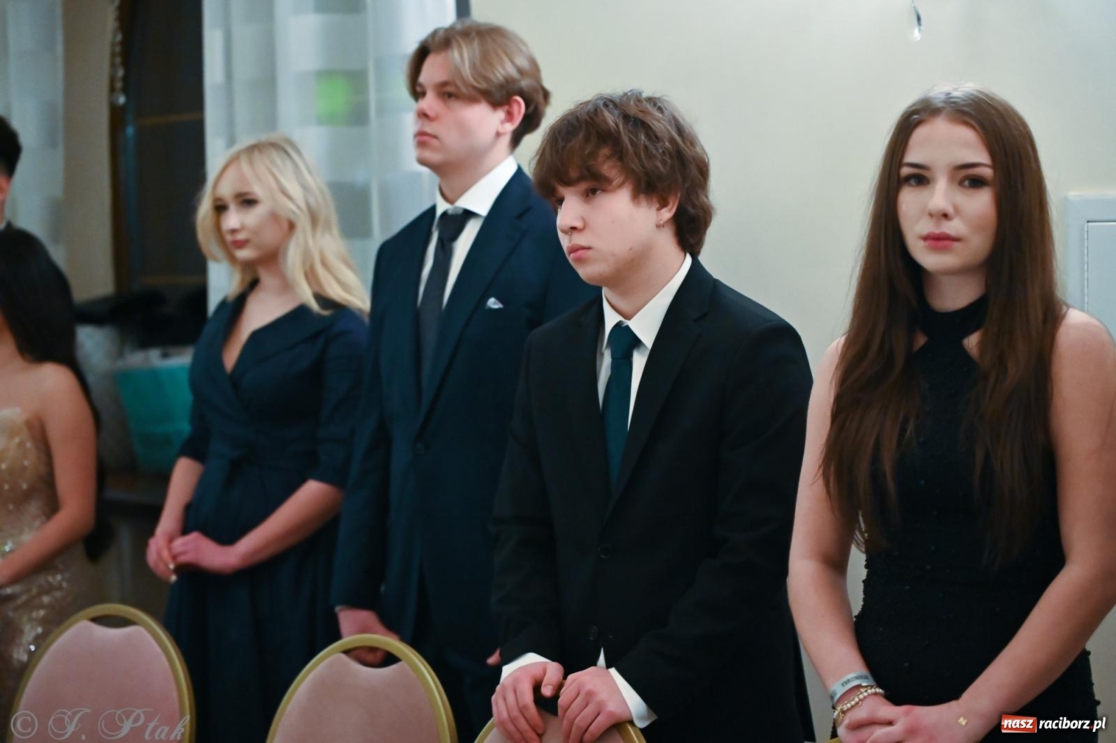 Zdjęcie w galerii na portalu naszraciborz.pl: Razem młodzi przyjaciele! Studniówka II LO z Raciborza [FOTO i WIDEO] wiadomości z regionu