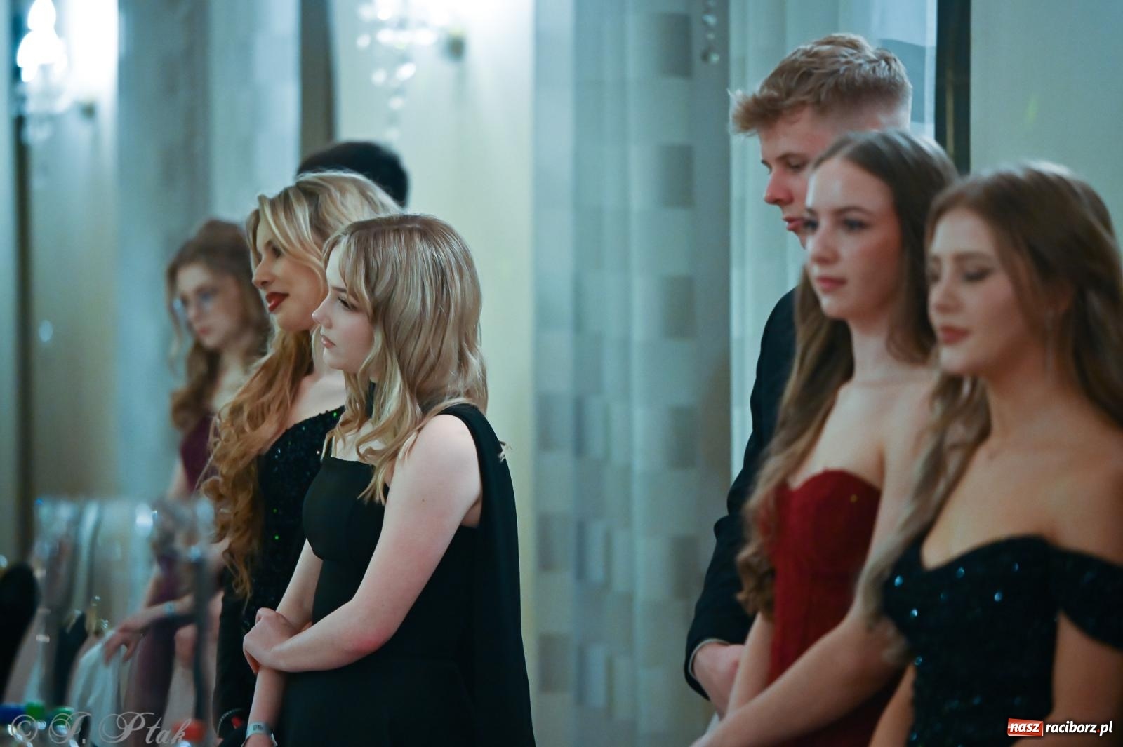 Zdjęcie w galerii na portalu naszraciborz.pl: Razem młodzi przyjaciele! Studniówka II LO z Raciborza [FOTO i WIDEO] wiadomości z regionu