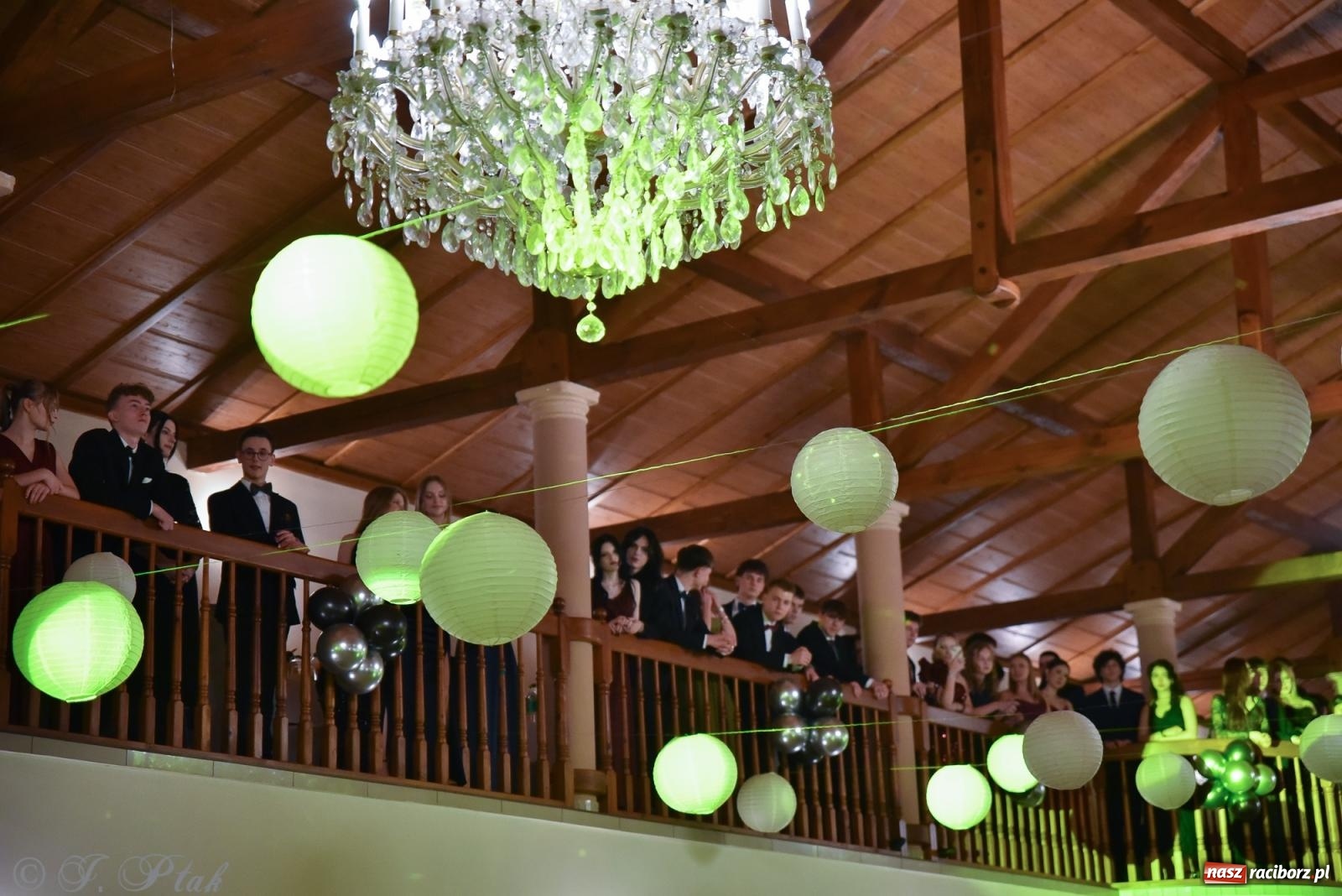 Zdjęcie w galerii na portalu naszraciborz.pl: Razem młodzi przyjaciele! Studniówka II LO z Raciborza [FOTO i WIDEO] wiadomości z regionu