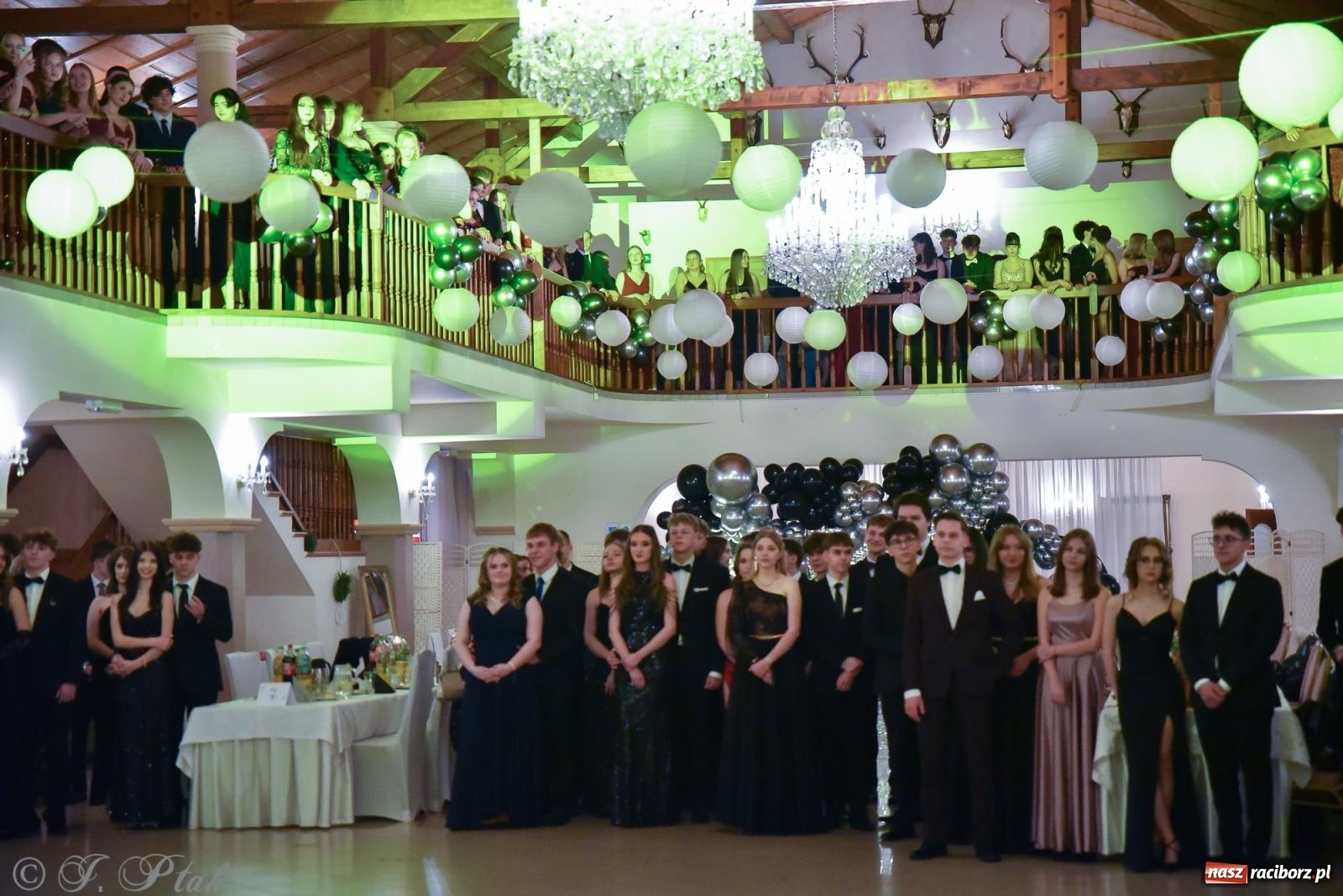 Zdjęcie w galerii na portalu naszraciborz.pl: Razem młodzi przyjaciele! Studniówka II LO z Raciborza [FOTO i WIDEO] wiadomości z regionu