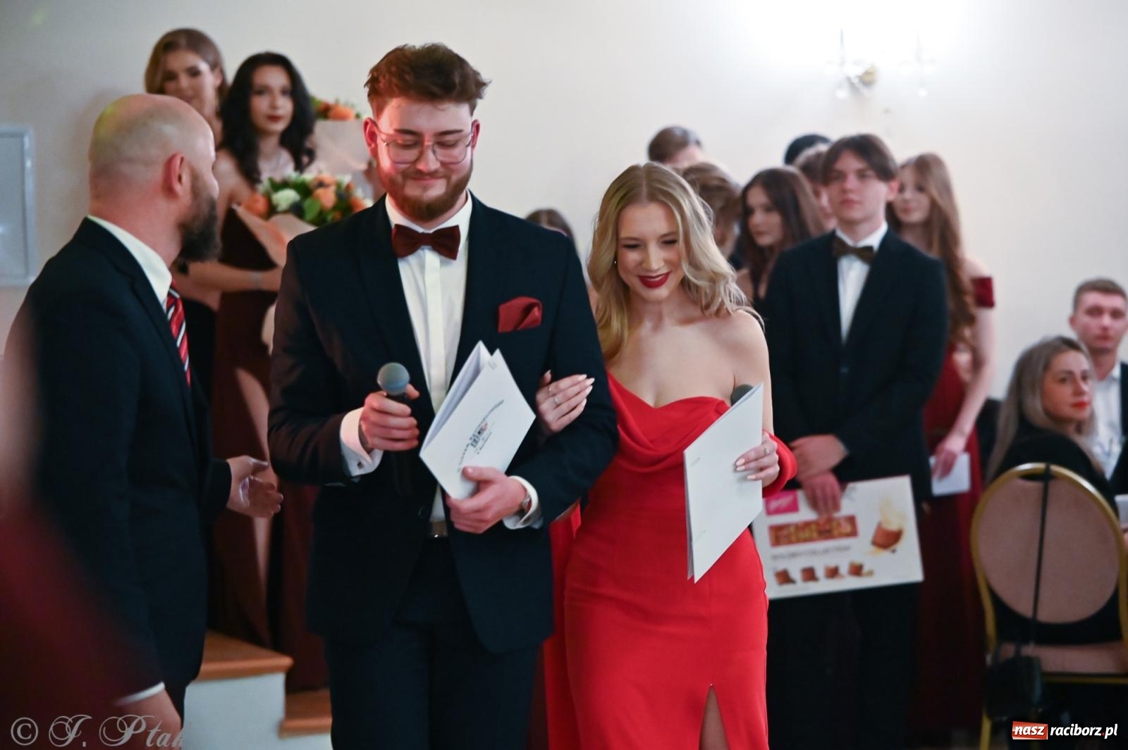 Zdjęcie w galerii na portalu naszraciborz.pl: Razem młodzi przyjaciele! Studniówka II LO z Raciborza [FOTO i WIDEO] wiadomości z regionu