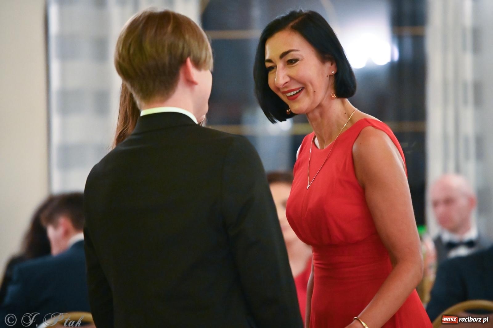 Zdjęcie w galerii na portalu naszraciborz.pl: Razem młodzi przyjaciele! Studniówka II LO z Raciborza [FOTO i WIDEO] wiadomości z regionu