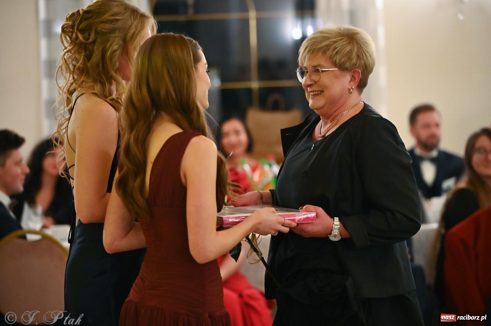 Zdjęcie w galerii na portalu naszraciborz.pl: Razem młodzi przyjaciele! Studniówka II LO z Raciborza [FOTO i WIDEO] wiadomości z regionu