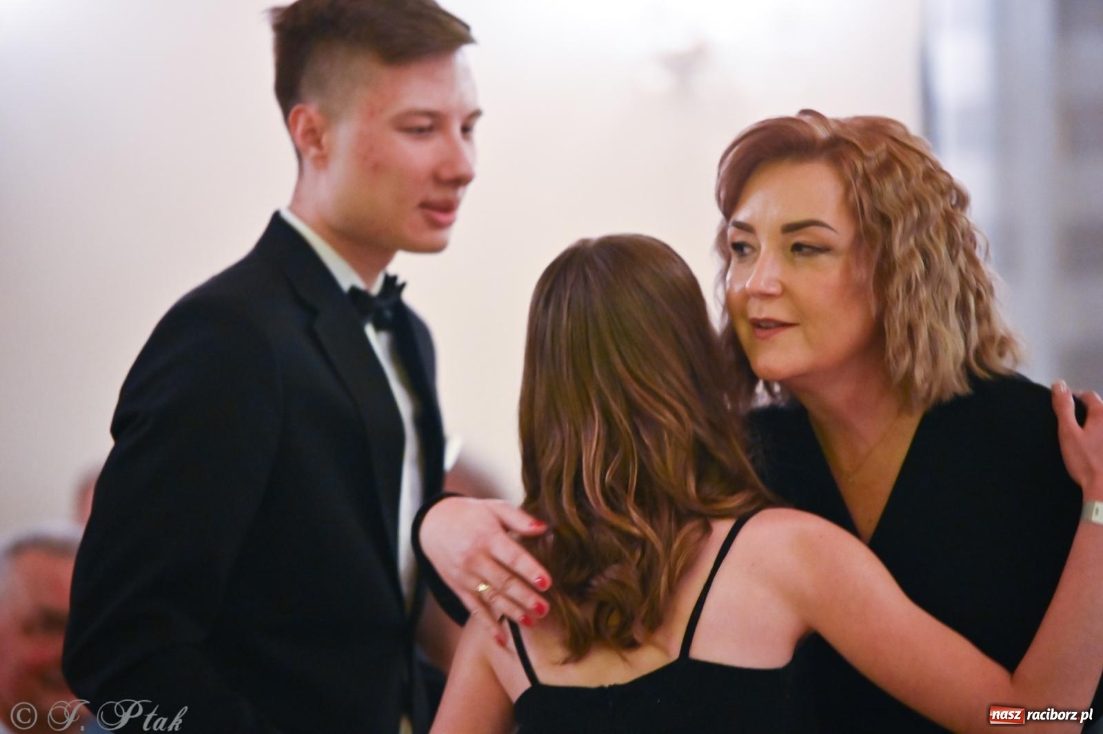 Zdjęcie w galerii na portalu naszraciborz.pl: Razem młodzi przyjaciele! Studniówka II LO z Raciborza [FOTO i WIDEO] wiadomości z regionu