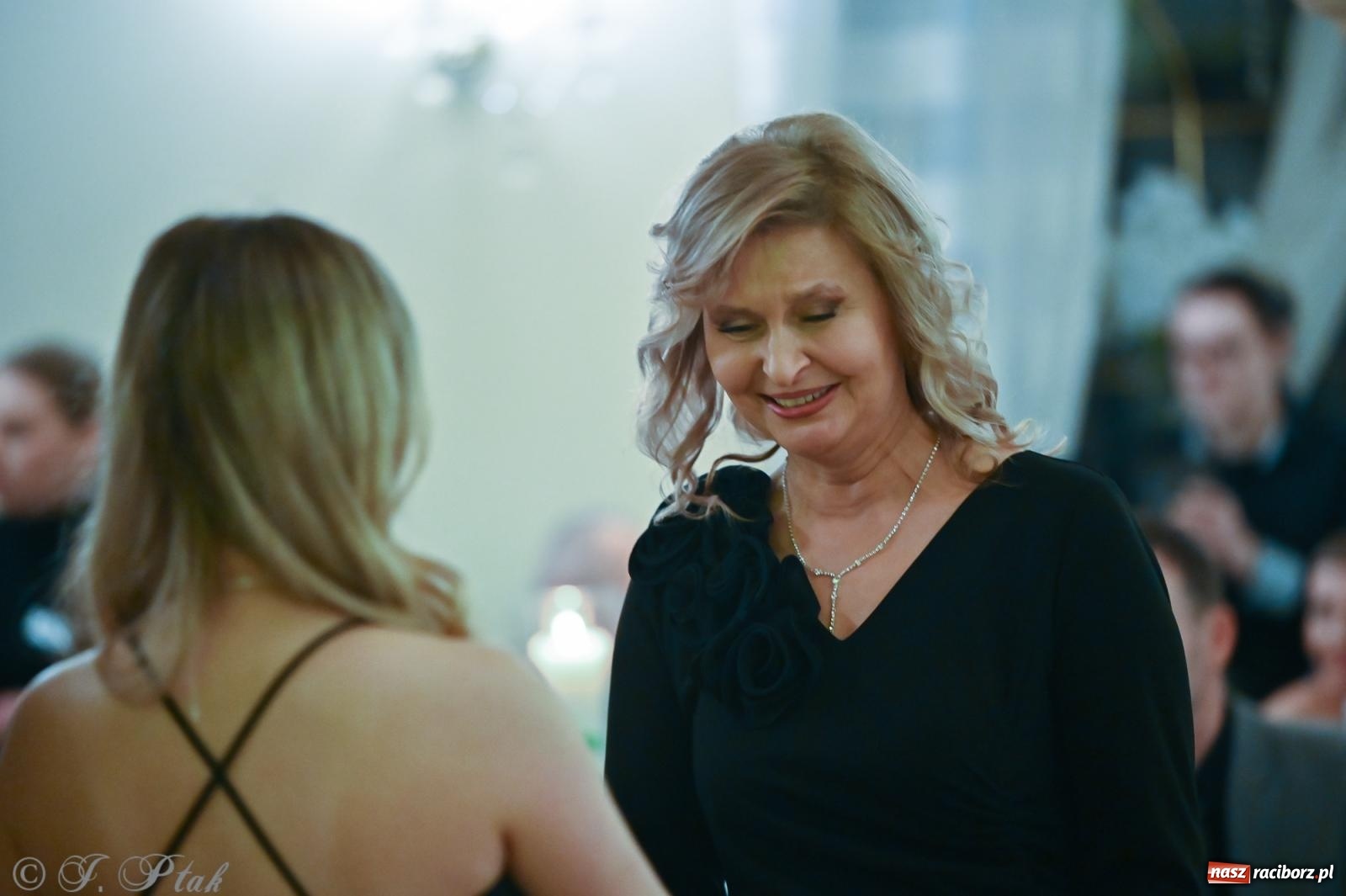 Zdjęcie w galerii na portalu naszraciborz.pl: Razem młodzi przyjaciele! Studniówka II LO z Raciborza [FOTO i WIDEO] wiadomości z regionu