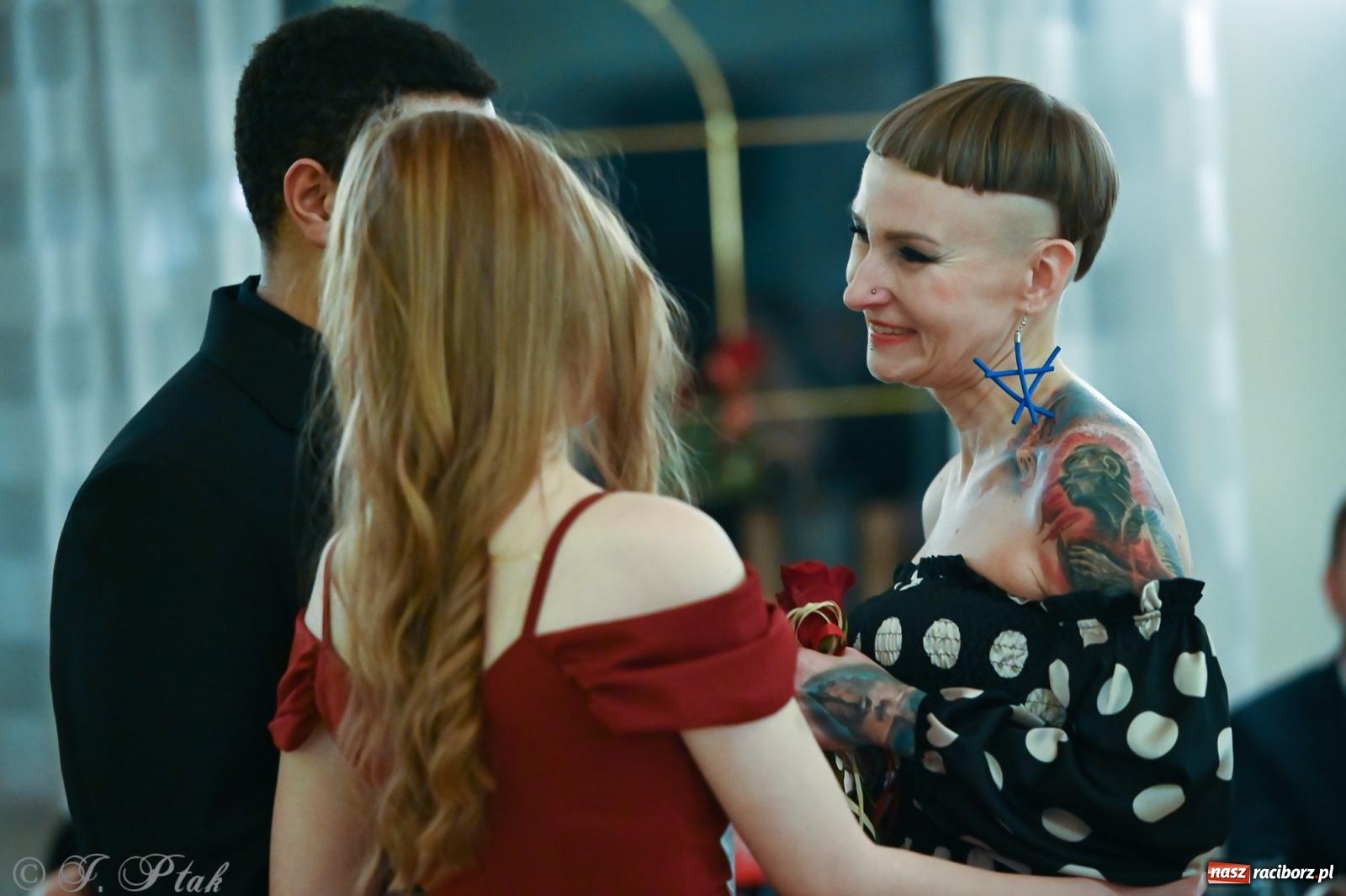 Zdjęcie w galerii na portalu naszraciborz.pl: Razem młodzi przyjaciele! Studniówka II LO z Raciborza [FOTO i WIDEO] wiadomości z regionu