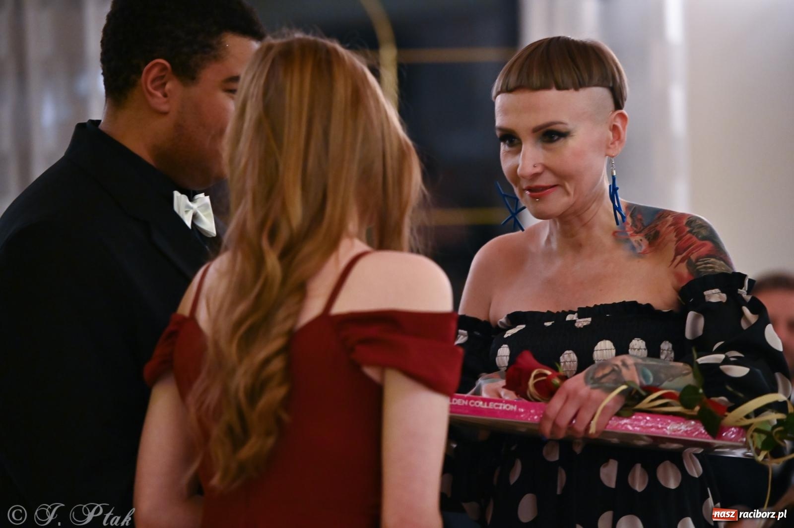 Zdjęcie w galerii na portalu naszraciborz.pl: Razem młodzi przyjaciele! Studniówka II LO z Raciborza [FOTO i WIDEO] wiadomości z regionu