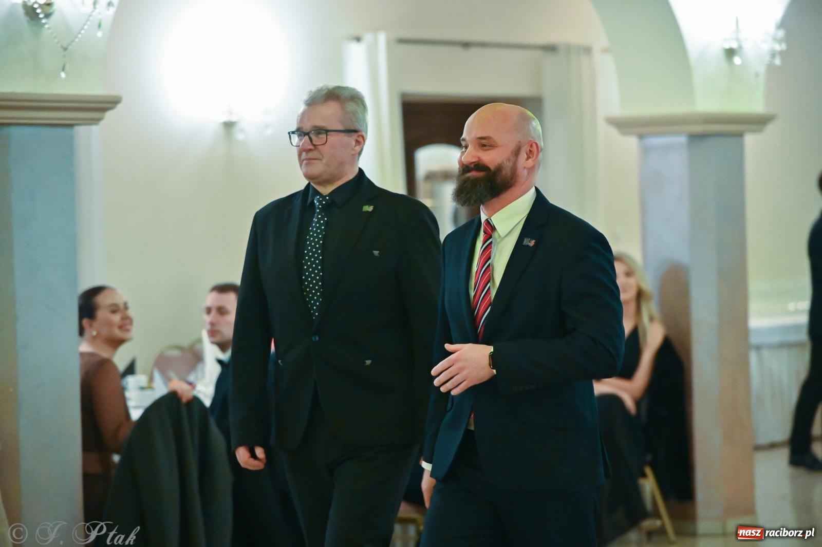 Zdjęcie w galerii na portalu naszraciborz.pl: Razem młodzi przyjaciele! Studniówka II LO z Raciborza [FOTO i WIDEO] wiadomości z regionu