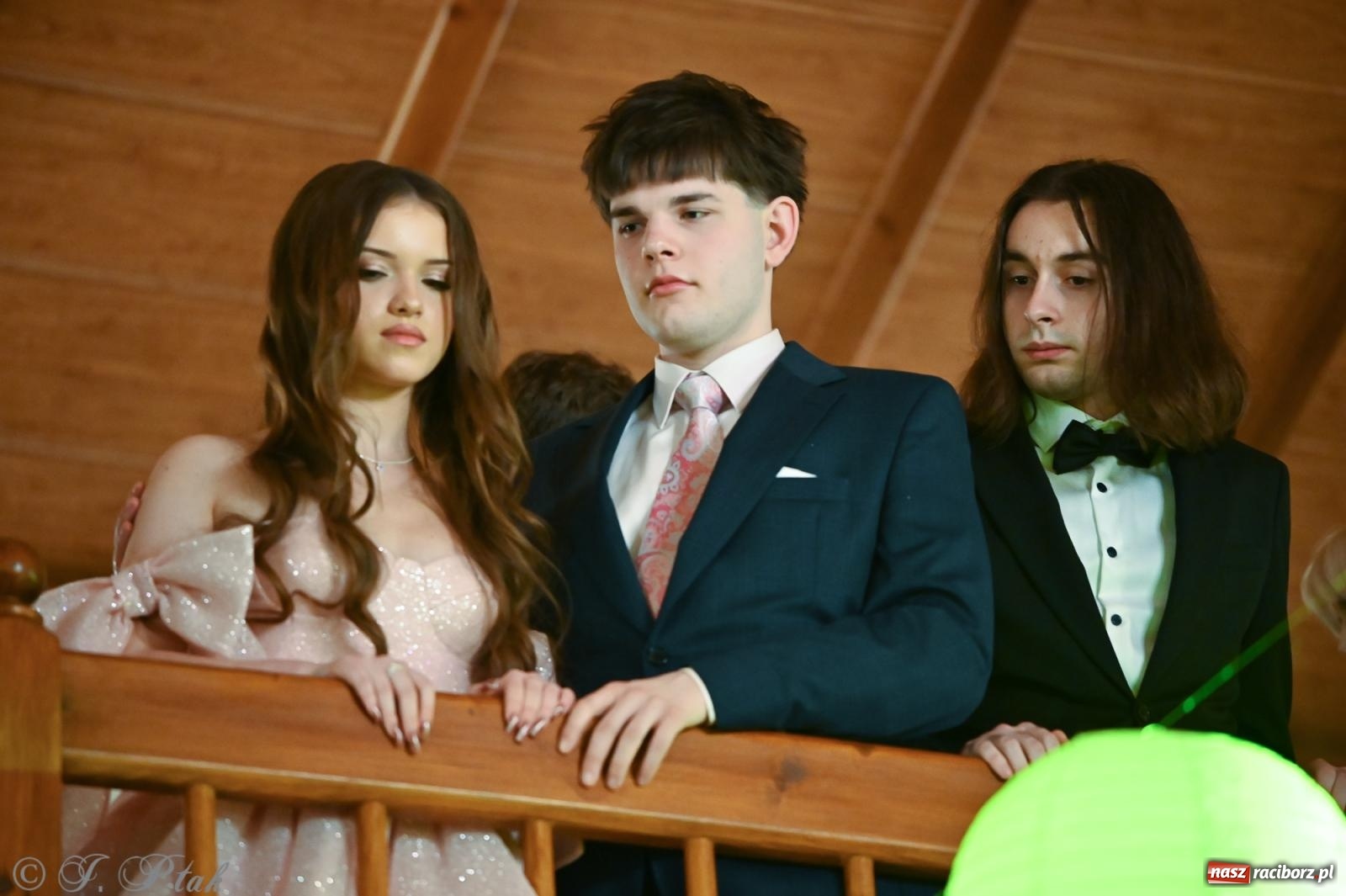 Zdjęcie w galerii na portalu naszraciborz.pl: Razem młodzi przyjaciele! Studniówka II LO z Raciborza [FOTO i WIDEO] wiadomości z regionu