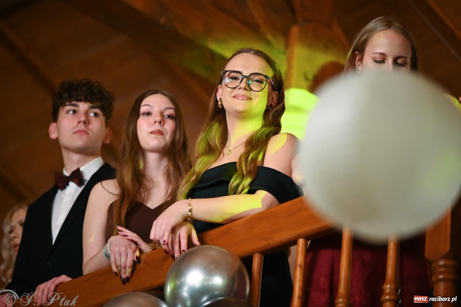 Zdjęcie w galerii na portalu naszraciborz.pl: Razem młodzi przyjaciele! Studniówka II LO z Raciborza [FOTO i WIDEO] wiadomości z regionu